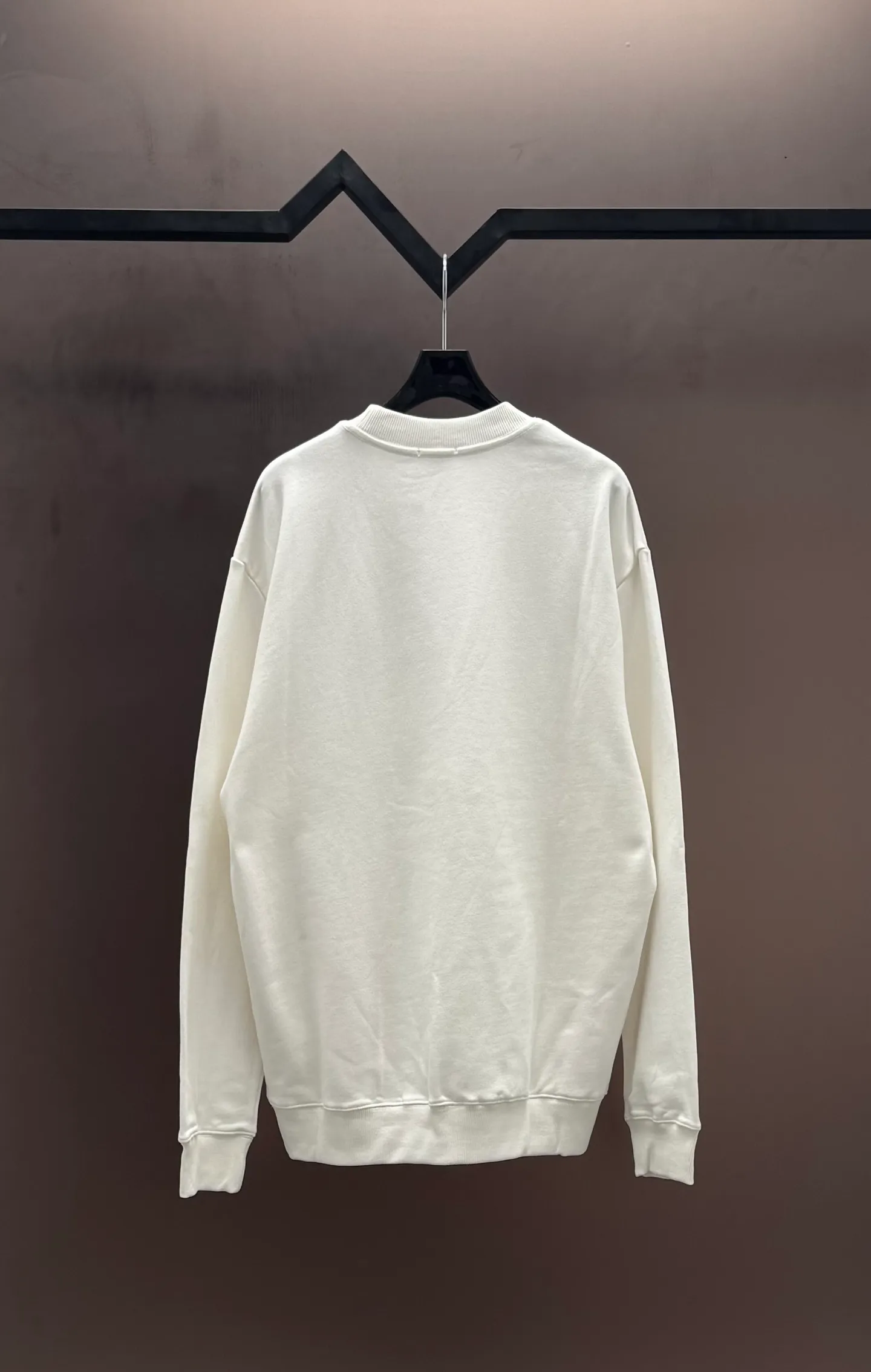 P250 MONCLER masked puppy embroidered sleeves small label round neck sweatshirt Made of 460g terry fabric with clear line routing Original order customization 1:1 smooth and delicate lines Better texture Not easy to deform Not easy to shrink Not easy to fade Maintain long-lasting beauty Color Black White Size S-XL