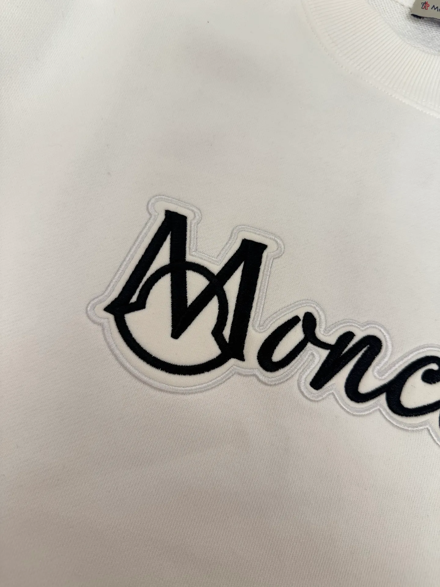 P250 MONCLER masked puppy embroidered sleeves small label round neck sweatshirt Made of 460g terry fabric with clear line routing Original order customization 1:1 smooth and delicate lines Better texture Not easy to deform Not easy to shrink Not easy to fade Maintain long-lasting beauty Color Black White Size S-XL