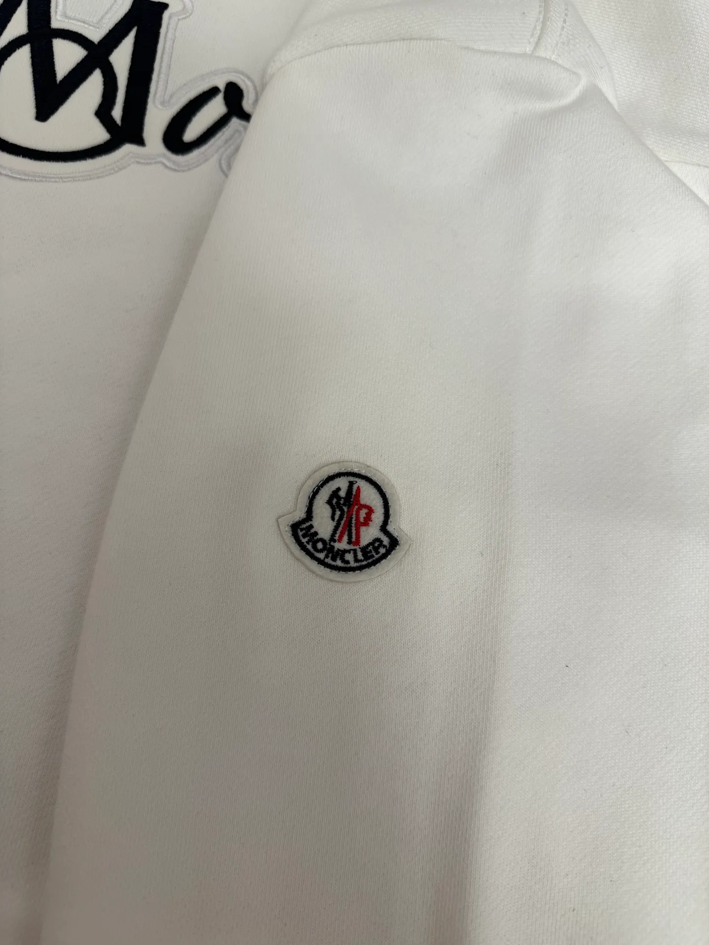 P250 MONCLER masked puppy embroidered sleeves small label round neck sweatshirt Made of 460g terry fabric with clear line routing Original order customization 1:1 smooth and delicate lines Better texture Not easy to deform Not easy to shrink Not easy to fade Maintain long-lasting beauty Color Black White Size S-XL