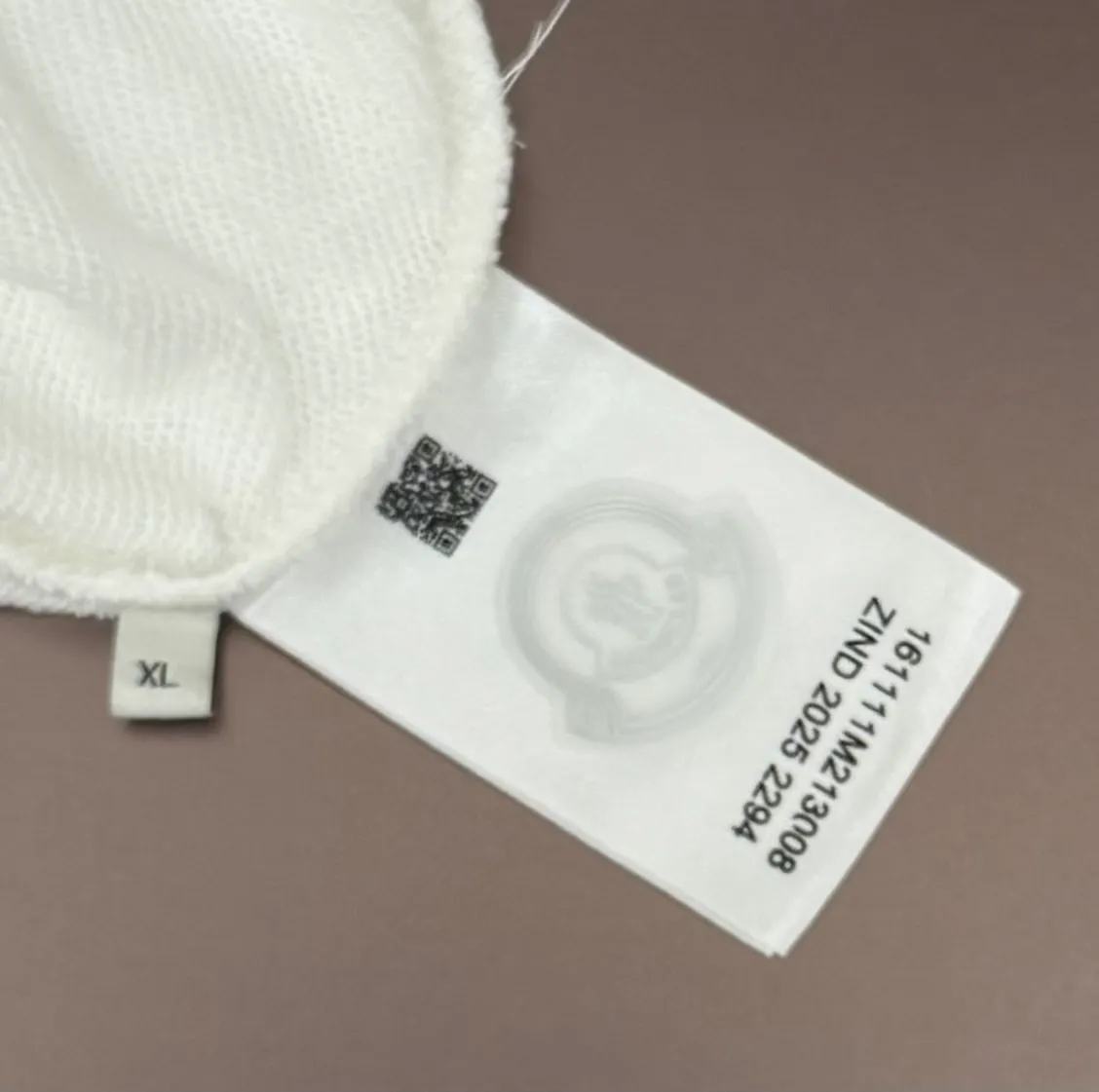 P250 MONCLER masked puppy embroidered sleeves small label round neck sweatshirt Made of 460g terry fabric with clear line routing Original order customization 1:1 smooth and delicate lines Better texture Not easy to deform Not easy to shrink Not easy to fade Maintain long-lasting beauty Color Black White Size S-XL
