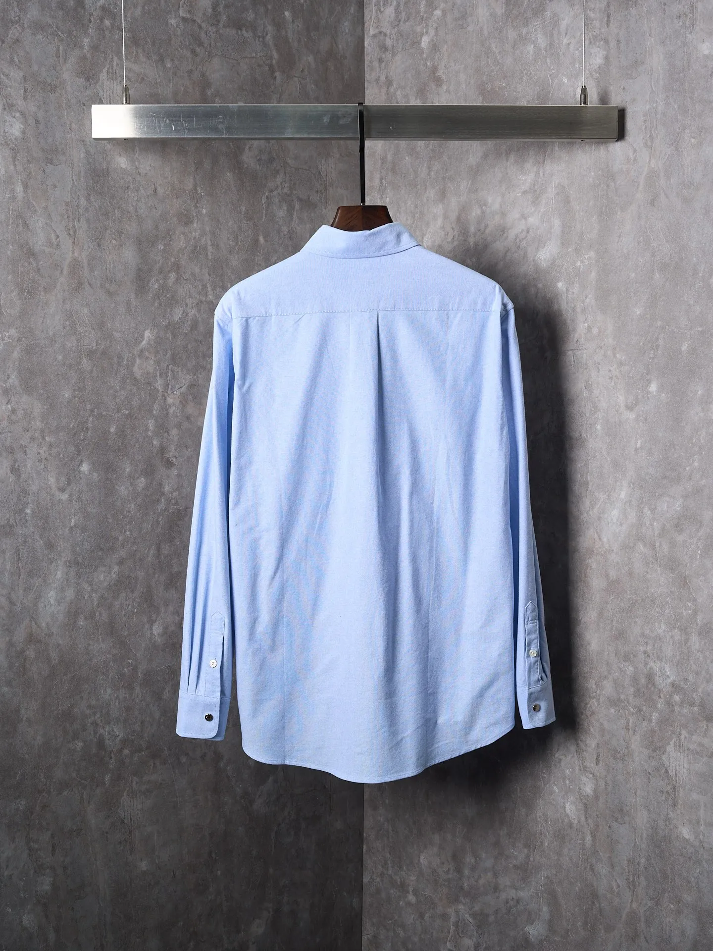 P400 Actual hanging auction] Moncler/Mask embroidered logo Oxford cotton long-sleeved shirt [Ready stock] S M L Find a balance between looseness and stiffness. Every step is like interpreting the dance of the human body and clothing. Use imported machine embroidery technology. Use advanced computer control systems and precision mechanical components to realize Moncler embroidery operations. High precision. The lines are smooth and delicate. The fabrics have been sand washed. The texture is better. Not easy to deform, not easy to shrink, not easy to fade. Maintain long-term beauty, loose fit.