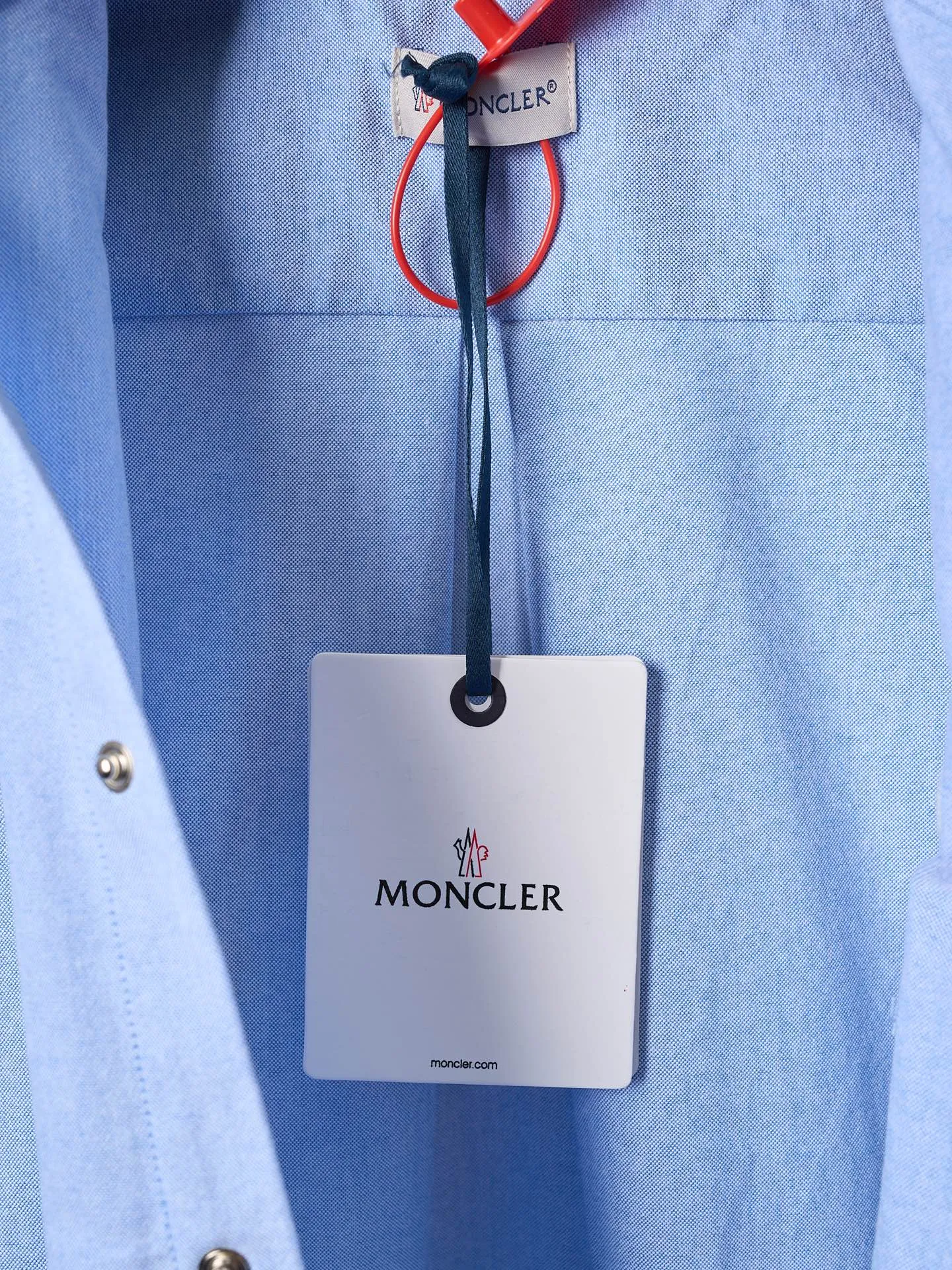 P400 Actual hanging auction] Moncler/Mask embroidered logo Oxford cotton long-sleeved shirt [Ready stock] S M L Find a balance between looseness and stiffness. Every step is like interpreting the dance of the human body and clothing. Use imported machine embroidery technology. Use advanced computer control systems and precision mechanical components to realize Moncler embroidery operations. High precision. The lines are smooth and delicate. The fabrics have been sand washed. The texture is better. Not easy to deform, not easy to shrink, not easy to fade. Maintain long-term beauty, loose fit.