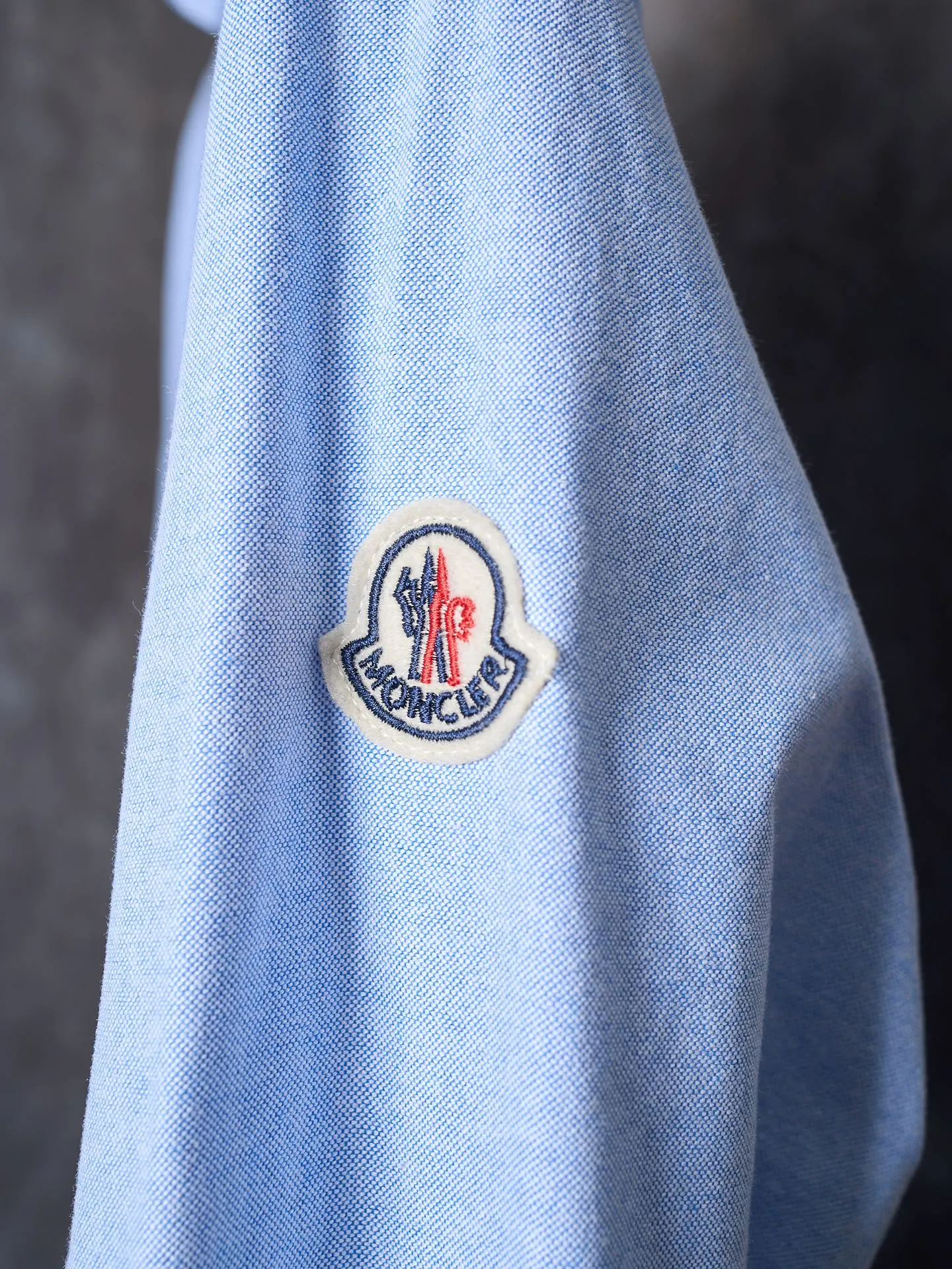 P400 Actual hanging auction] Moncler/Mask embroidered logo Oxford cotton long-sleeved shirt [Ready stock] S M L Find a balance between looseness and stiffness. Every step is like interpreting the dance of the human body and clothing. Use imported machine embroidery technology. Use advanced computer control systems and precision mechanical components to realize Moncler embroidery operations. High precision. The lines are smooth and delicate. The fabrics have been sand washed. The texture is better. Not easy to deform, not easy to shrink, not easy to fade. Maintain long-term beauty, loose fit.