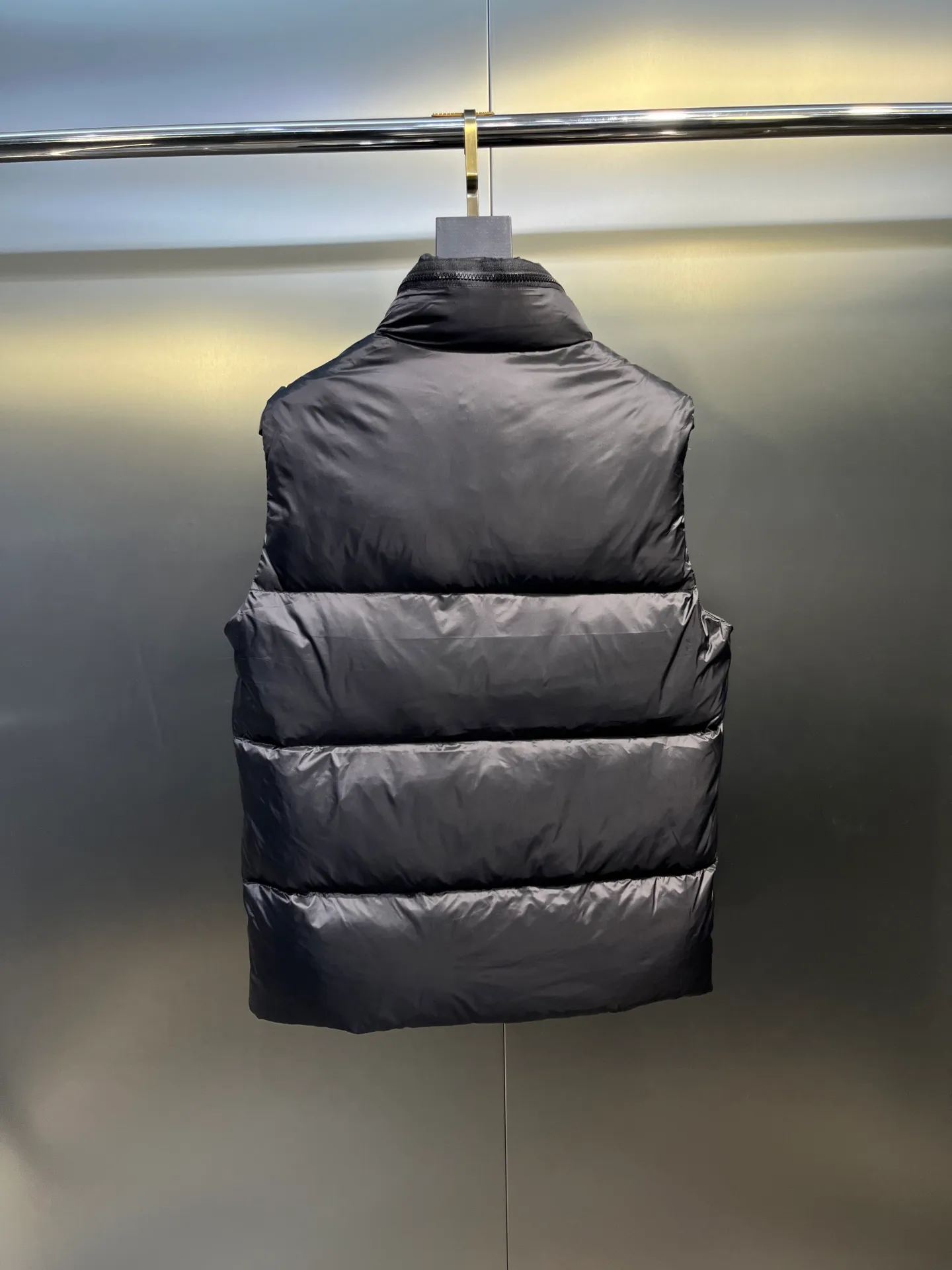 P660 moncler 🌟Mandou Semeru down jacket vest New autumn and winter product Semeru men's down vest Semeru down vest is specially designed for modern men who value functionality and beauty. The quilted design is quite distinctive. Return to pure style. New products for autumn and winter. Short down vest for men and women. Customized with 90% white goose down filling. Tago down vest has a low-key style, streamlined straight cut design, and the pull-out hood can be freely stored in the seamless taped zipper stand collar. Quilted style made of polyester Polyester lining Down filling Pull-out hood Zip closure Zippered pockets Black monogram logo Unique chest zip Size: 1-5