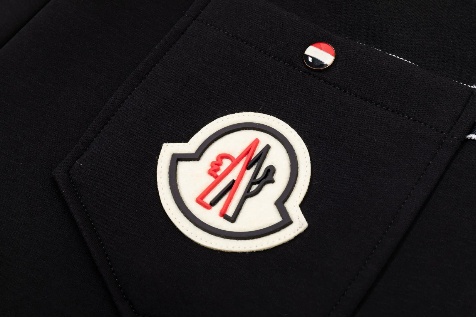 P290 Moncler new men's original casual pants and sweatpants, high-end customization, fashionable and versatile ✨✨✨three-dimensional embroidery embossed letter logo design, customized original imported 100% knitted cotton fabric, imported hardware accessories, elegant and handsome upper body, brand new sense of sight! The factory's fine workmanship and details are all in place. There is no need to choose anyone, and you must pay for your own money. Size: M-3XL (the largest size can wear about 185 pounds) black
