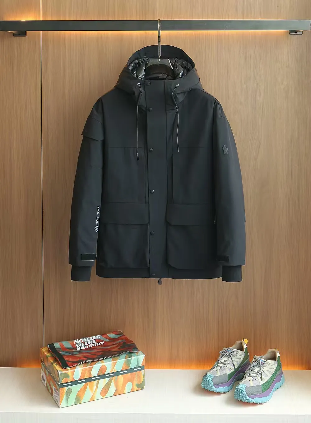 P1740 Old OEM channel, Moncler 25FW new thin and light men's hooded casual down jacket! Trading company orders Jeluz men's down inspired by classic, men's choice for outdoor activities! The product is made of GORE-Tex waterproof outdoor sports fabric and decorated with recyclable details, which demonstrates the brand's commitment to external environmental protection. The adjustable cuffs and two-way zipper ensure easy wearing and adjustment of the silhouette; the interior is made of European-standard environmentally friendly 90% white duck down + 10% feather high-content filling, which is warmer and lighter than traditional down jackets in the past. You will know its high-end atmosphere when you try it in person. The upper body is comfortable, warm and breathable without any bloated feeling! At the same time, it has a high sense of class and recognition. The seams of the body are all cut in position to ensure visual beauty, which is very time-consuming and material-consuming! The fashionable detachable vest can be worn alone. The detachable hooded stand-up collar design is easy to disassemble and assemble to create different fashionable looks. The concealed placket, two-way zipper opening and closing, elastic cuffs and drawstring hem cuff design can better withstand the cold wind and keep the upper body warm in autumn and winter. It is a tall and stylish item! Color: black, off-white Size: M-3XL Size 1: shoulder width 51cm-bust 114cm-shirt length 70cm-sleeve length 61cm Size 2: shoulder width 52cm-chest 118cm-shirt length 71cm-sleeve length 62cm Size 3: shoulder width 53cm-chest 122cm-shirt length 72cm-sleeve length 63cm 4 Size: Shoulder width 54cm - Bust 126cm - Clothing length 73cm - Sleeve length 64cm Size 5: Shoulder width 55cm - Bust 130cm - Clothing length 75cm - Sleeve length 64cm