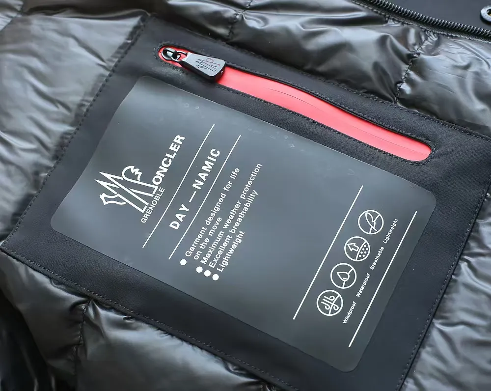 P1740 Old OEM channel, Moncler 25FW new thin and light men's hooded casual down jacket! Trading company orders Jeluz men's down inspired by classic, men's choice for outdoor activities! The product is made of GORE-Tex waterproof outdoor sports fabric and decorated with recyclable details, which demonstrates the brand's commitment to external environmental protection. The adjustable cuffs and two-way zipper ensure easy wearing and adjustment of the silhouette; the interior is made of European-standard environmentally friendly 90% white duck down + 10% feather high-content filling, which is warmer and lighter than traditional down jackets in the past. You will know its high-end atmosphere when you try it in person. The upper body is comfortable, warm and breathable without any bloated feeling! At the same time, it has a high sense of class and recognition. The seams of the body are all cut in position to ensure visual beauty, which is very time-consuming and material-consuming! The fashionable detachable vest can be worn alone. The detachable hooded stand-up collar design is easy to disassemble and assemble to create different fashionable looks. The concealed placket, two-way zipper opening and closing, elastic cuffs and drawstring hem cuff design can better withstand the cold wind and keep the upper body warm in autumn and winter. It is a tall and stylish item! Color: black, off-white Size: M-3XL Size 1: shoulder width 51cm-bust 114cm-shirt length 70cm-sleeve length 61cm Size 2: shoulder width 52cm-chest 118cm-shirt length 71cm-sleeve length 62cm Size 3: shoulder width 53cm-chest 122cm-shirt length 72cm-sleeve length 63cm 4 Size: Shoulder width 54cm - Bust 126cm - Clothing length 73cm - Sleeve length 64cm Size 5: Shoulder width 55cm - Bust 130cm - Clothing length 75cm - Sleeve length 64cm