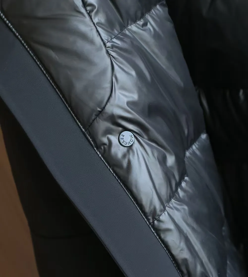 P1740 Old OEM channel, Moncler 25FW new thin and light men's hooded casual down jacket! Trading company orders Jeluz men's down inspired by classic, men's choice for outdoor activities! The product is made of GORE-Tex waterproof outdoor sports fabric and decorated with recyclable details, which demonstrates the brand's commitment to external environmental protection. The adjustable cuffs and two-way zipper ensure easy wearing and adjustment of the silhouette; the interior is made of European-standard environmentally friendly 90% white duck down + 10% feather high-content filling, which is warmer and lighter than traditional down jackets in the past. You will know its high-end atmosphere when you try it in person. The upper body is comfortable, warm and breathable without any bloated feeling! At the same time, it has a high sense of class and recognition. The seams of the body are all cut in position to ensure visual beauty, which is very time-consuming and material-consuming! The fashionable detachable vest can be worn alone. The detachable hooded stand-up collar design is easy to disassemble and assemble to create different fashionable looks. The concealed placket, two-way zipper opening and closing, elastic cuffs and drawstring hem cuff design can better withstand the cold wind and keep the upper body warm in autumn and winter. It is a tall and stylish item! Color: black, off-white Size: M-3XL Size 1: shoulder width 51cm-bust 114cm-shirt length 70cm-sleeve length 61cm Size 2: shoulder width 52cm-chest 118cm-shirt length 71cm-sleeve length 62cm Size 3: shoulder width 53cm-chest 122cm-shirt length 72cm-sleeve length 63cm 4 Size: Shoulder width 54cm - Bust 126cm - Clothing length 73cm - Sleeve length 64cm Size 5: Shoulder width 55cm - Bust 130cm - Clothing length 75cm - Sleeve length 64cm