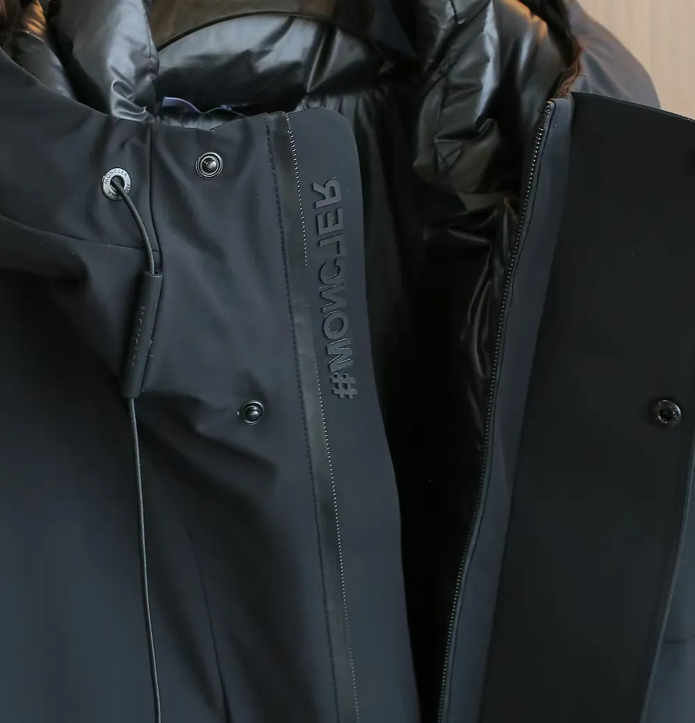P1740 Old OEM channel, Moncler 25FW new thin and light men's hooded casual down jacket! Trading company orders Jeluz men's down inspired by classic, men's choice for outdoor activities! The product is made of GORE-Tex waterproof outdoor sports fabric and decorated with recyclable details, which demonstrates the brand's commitment to external environmental protection. The adjustable cuffs and two-way zipper ensure easy wearing and adjustment of the silhouette; the interior is made of European-standard environmentally friendly 90% white duck down + 10% feather high-content filling, which is warmer and lighter than traditional down jackets in the past. You will know its high-end atmosphere when you try it in person. The upper body is comfortable, warm and breathable without any bloated feeling! At the same time, it has a high sense of class and recognition. The seams of the body are all cut in position to ensure visual beauty, which is very time-consuming and material-consuming! The fashionable detachable vest can be worn alone. The detachable hooded stand-up collar design is easy to disassemble and assemble to create different fashionable looks. The concealed placket, two-way zipper opening and closing, elastic cuffs and drawstring hem cuff design can better withstand the cold wind and keep the upper body warm in autumn and winter. It is a tall and stylish item! Color: black, off-white Size: M-3XL Size 1: shoulder width 51cm-bust 114cm-shirt length 70cm-sleeve length 61cm Size 2: shoulder width 52cm-chest 118cm-shirt length 71cm-sleeve length 62cm Size 3: shoulder width 53cm-chest 122cm-shirt length 72cm-sleeve length 63cm 4 Size: Shoulder width 54cm - Bust 126cm - Clothing length 73cm - Sleeve length 64cm Size 5: Shoulder width 55cm - Bust 130cm - Clothing length 75cm - Sleeve length 64cm