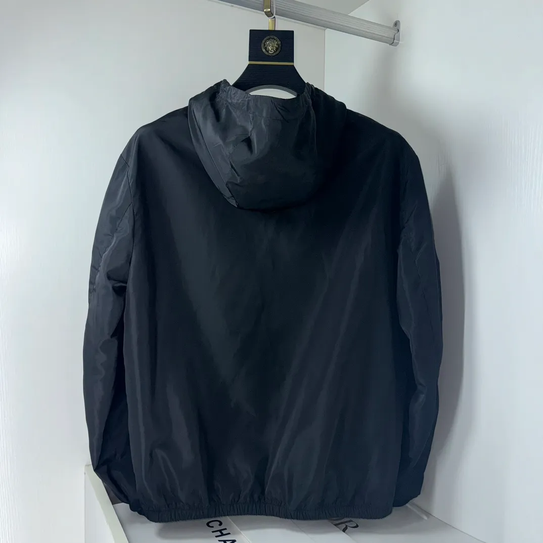 P430, Moncler masked jacket, windbreaker, coat! The upper is soft and comfortable, windproof and rainproof and super lightweight! The style is even more fashionable, the zipper is engraved with the logo, and various details highlight the quality! It can be worn as a jacket in spring and autumn, and it is very nice to use in concave shapes! Practical and versatile. Size: M-2XL