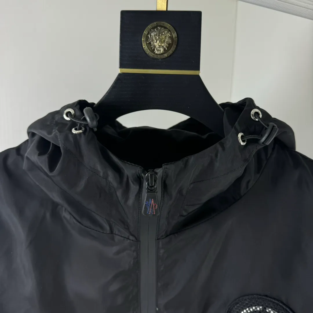 P430, Moncler masked jacket, windbreaker, coat! The upper is soft and comfortable, windproof and rainproof and super lightweight! The style is even more fashionable, the zipper is engraved with the logo, and various details highlight the quality! It can be worn as a jacket in spring and autumn, and it is very nice to use in concave shapes! Practical and versatile. Size: M-2XL