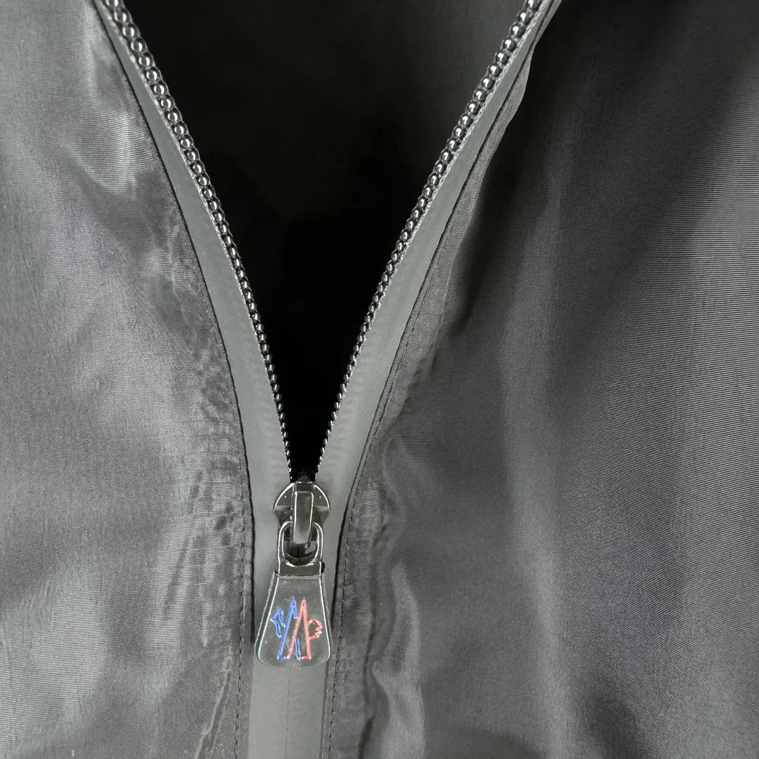 P430, Moncler masked jacket, windbreaker, coat! The upper is soft and comfortable, windproof and rainproof and super lightweight! The style is even more fashionable, the zipper is engraved with the logo, and various details highlight the quality! It can be worn as a jacket in spring and autumn, and it is very nice to use in concave shapes! Practical and versatile. Size: M-2XL