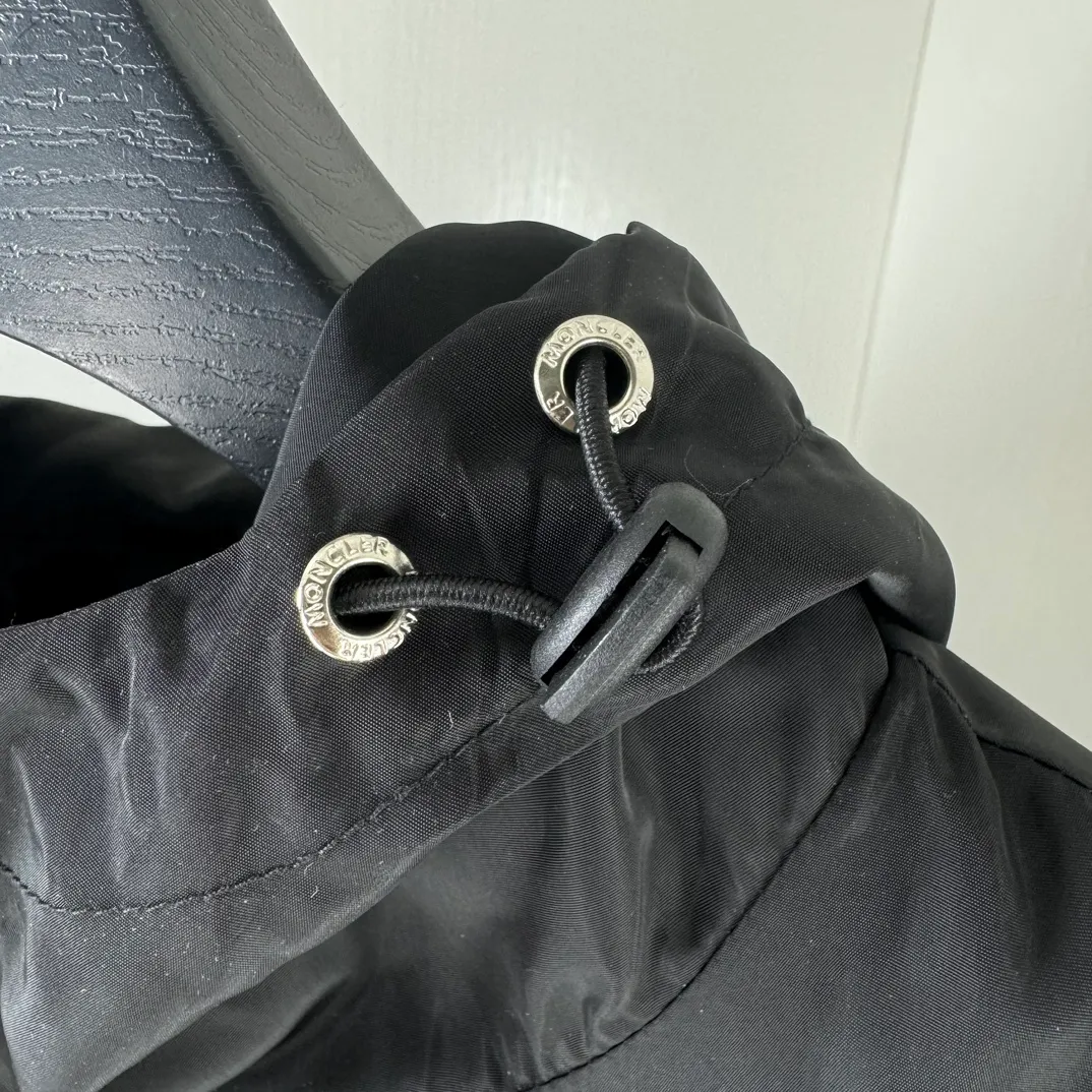 P430, Moncler masked jacket, windbreaker, coat! The upper is soft and comfortable, windproof and rainproof and super lightweight! The style is even more fashionable, the zipper is engraved with the logo, and various details highlight the quality! It can be worn as a jacket in spring and autumn, and it is very nice to use in concave shapes! Practical and versatile. Size: M-2XL