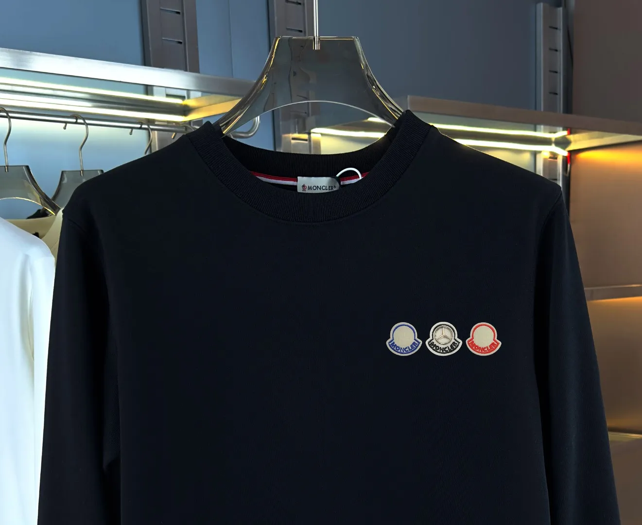 P210 high version sweatshirt) 📦With exclusive picture packaging📦 [Long-term ready stock] Upgraded version "Mobile phone smart sensor ~ NFC chip armband ~ Direct access to the official website anti-counterfeiting" 〖 𝐌𝐎𝐍𝐂𝐋𝐄𝐑 ~ Mouth covering〗 2025 new high quality, using 450g heavyweight fabric Different from the market currency, you can mix and match everything at will and you will be handsome😎The whole clothes is made of double waistcoats. The double waistcoats make the whole dress more three-dimensional. It is not an ordinary factory that can do such fine work. 2025 autumn and winter new style, on sale at the counter, exquisite printed round neck terry sweatshirt. High-end double-ply cotton. Customized stretch ribs are dyed in the same vat. Three standards are complete. It is matched with digital printing patterns and is very breathable. Same style for men and women. Color: black, white, apricot. Size: S M L XL 2XL