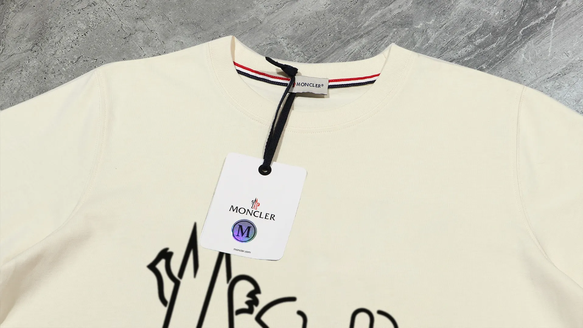 P210 High-version sweatshirt) [Long-term stock] 〖𝐌𝐎𝐍𝐂𝐋𝐄𝐑~Mask〗 Made of 440g heavy-weight fabric. It is different from the market currency. It can be matched with any variety and is properly handsome. 😎The whole dress is made of double waistcoats. The double waistcoats make the whole dress more three-dimensional. Not ordinary factories can do such fine work. 2025 Spring runway version of the T stage, on sale at the counter, round neck terry sweatshirt, high-end double-strand pure cotton, custom-made stretch ribs, dyed in the same vat, complete with three standards, matched with exquisite embroidered LOGO on the chest, simple and advanced, same style for men and women. Color: black, apricot, white, size: S M L XL 2XL
