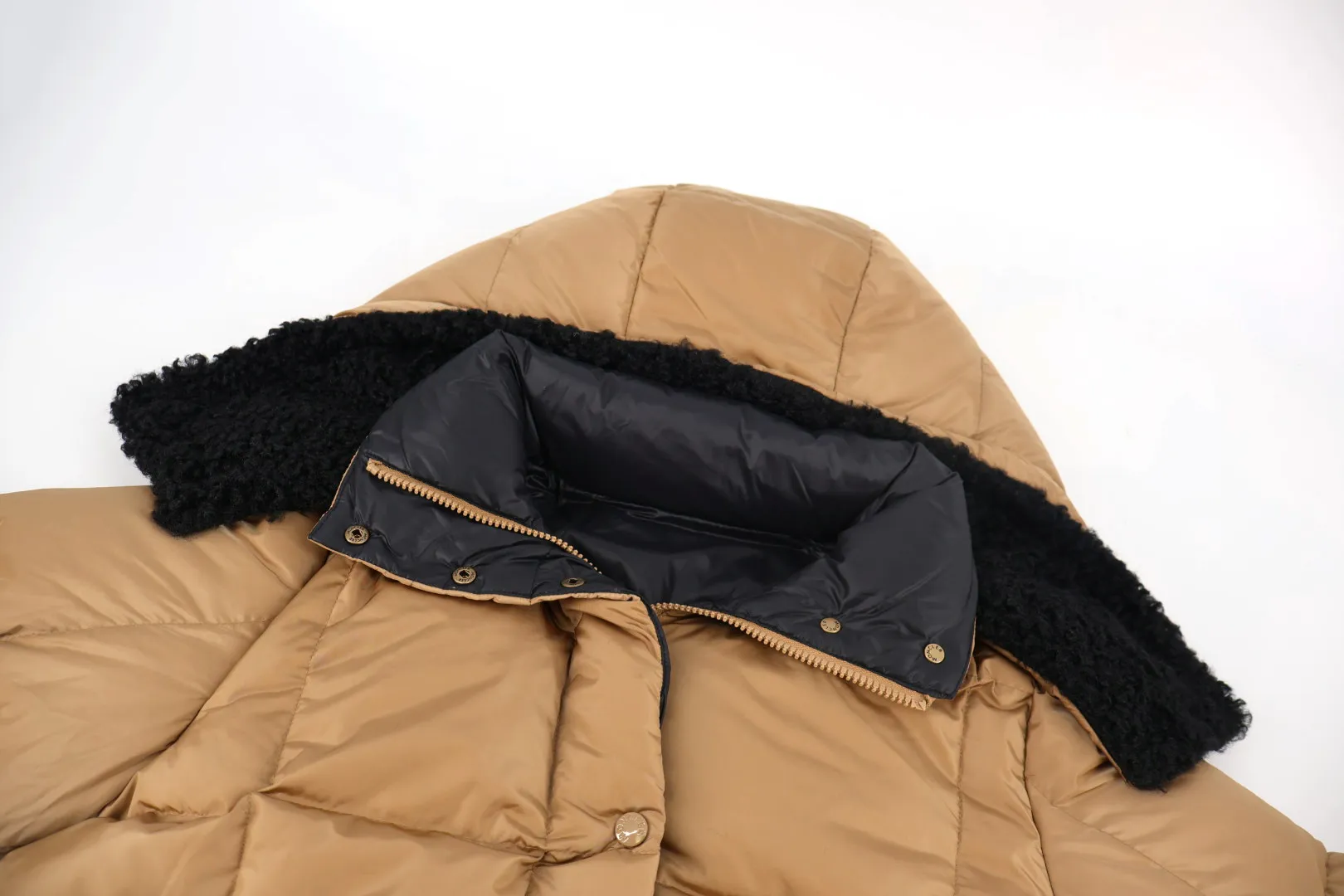 P1130 Moncler women's lamb fur collar down jacket (apricot color). The collar is made of customized imported lamb wool material, which is spliced ​​with customized light waterproof and breathable 100% polyester fiber fabric. Filled with RDS-certified 90% high-loft white duck down, the filling volume is about 400G, and the fill power is as high as 800+ 5A standard warmth level! The snap button opening and closing are made of custom-painted paint with logo engraving, which is extremely tight and has perfect details. The new season's complete set of accessories is independently developed, and every small detail is perfectly presented. Size:0-1-2-3
