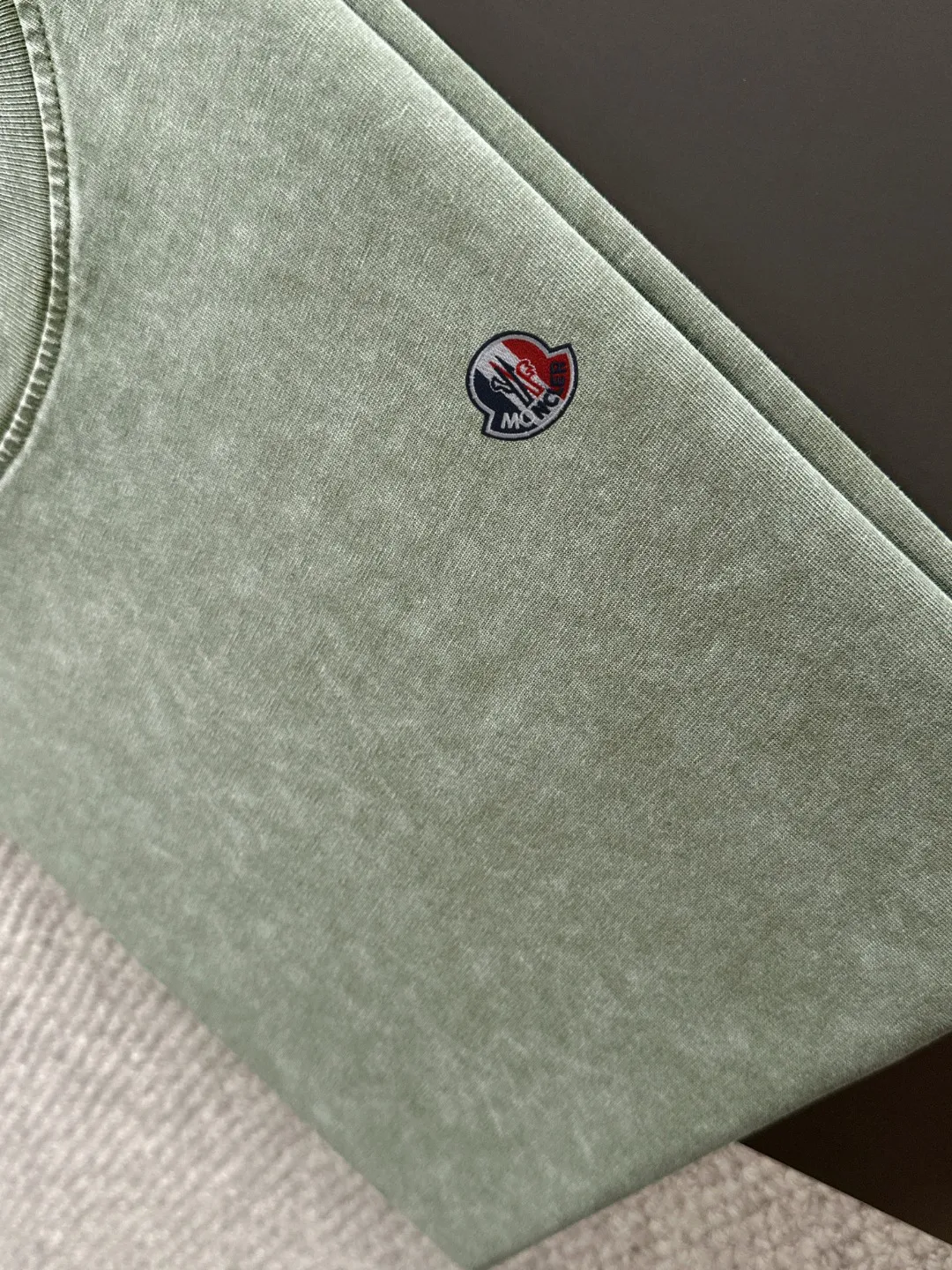 Next day delivery P300 high version MONCLER/muzzled 25ss spring and summer new high-definition T-shirt. Made with machines imported from Italy. Truly the most luxurious and high-quality. The style that you can wear with your eyes closed. Heavy combed fabrics. High-strength and heavy-weight fabrics feel substantial when weighed. The upper body is more textured than ordinary T-shirts and is not easy to deform. This texture can cope with the weather. It absorbs sweat and is breathable, suitable for both hot and cold conditions! Perfectly produced with reference to the original stitch and stitch! The loose fit design is super noble. Custom-woven signature ribbed collar, cuffs, and hem. Really rare and rare goods Size: S-XXL