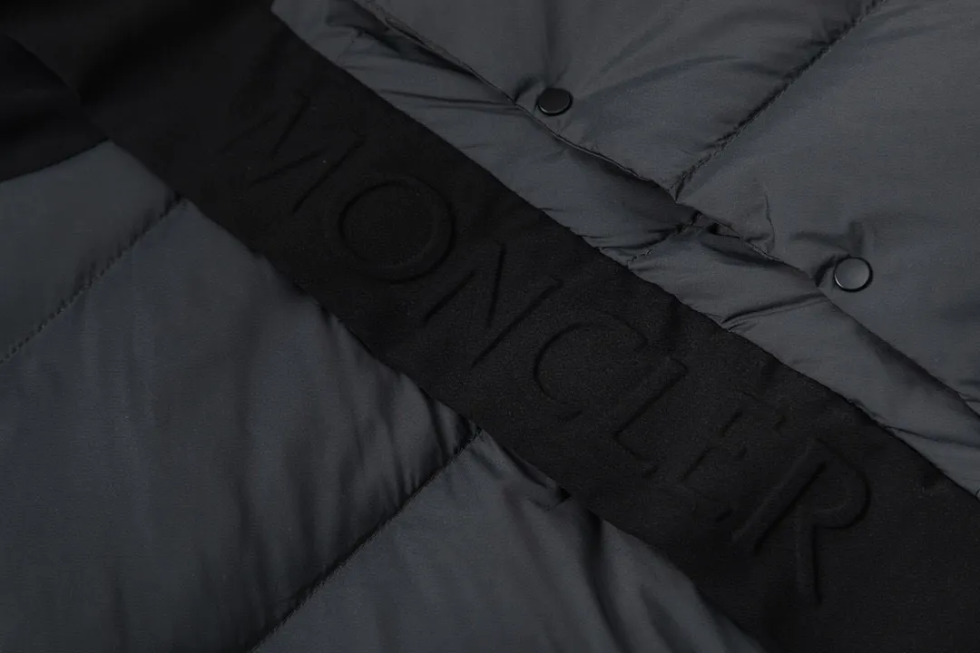 P820 ​​with dust bag) Moncler/Mask 22Fw Black Samurai access control three-dimensional embossed letter down jacket, new fall and winter madeira. Black Samurai scarf hooded mid-length down jacket, hard to find on the official website, 95% goose down filling Madeira down jacket is a common item in the functional wardrobe, made of Longuesaison nylon, providing excellent warmth and light comfort. Presented in calming neutral tones, the loose silhouette pays homage to clean design. Made of matte Longue Saison nylon Painted nylon lining Filled with down Hood and front placket made of 2.5 layers of fabric Logo embossed Hidden button and zipper closure Exterior pockets with hidden snap closure Chest pocket with zipper closure Adjustable hood and flat elastic drawstring Matte black branding Color: Black Gray Off-White Size: 1 2 3 4 5