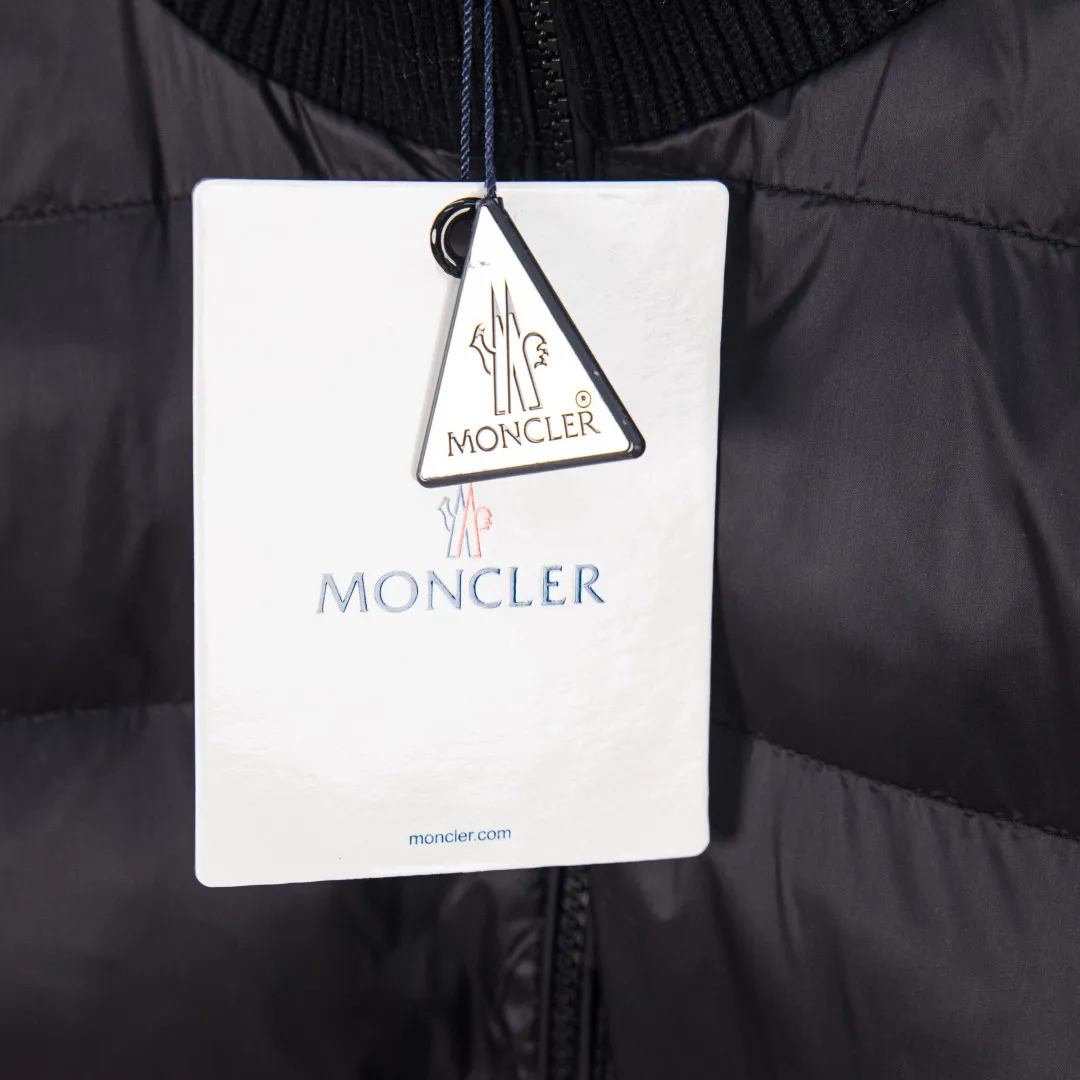 P500 💰zp version [Exclusive supply] MONCLER/Mongolian knitted down spliced ​​stand-up collar, unique side thread design! ! ! Selling point: down knitted splicing, the splicing is made of wool blended fabric! Mengjia will release several types of sweaters and down at this time every year. In fact, the sweater and down at the Mjia counter are classic and evergreen styles. They are all basic styles. They can be worn alone or matched inside, as a sweater. The main promotion of this kind of counter is black, so most of them are black, with down in the front. Our studio has launched a gray series of products to let everyone experience different surprises. The color combination is particularly good! The face threads are also super nice! Very comfortable! The back and both sleeves are made of wool blended fabric. Color: Black Gray Size: S M L XL Number: YK10648