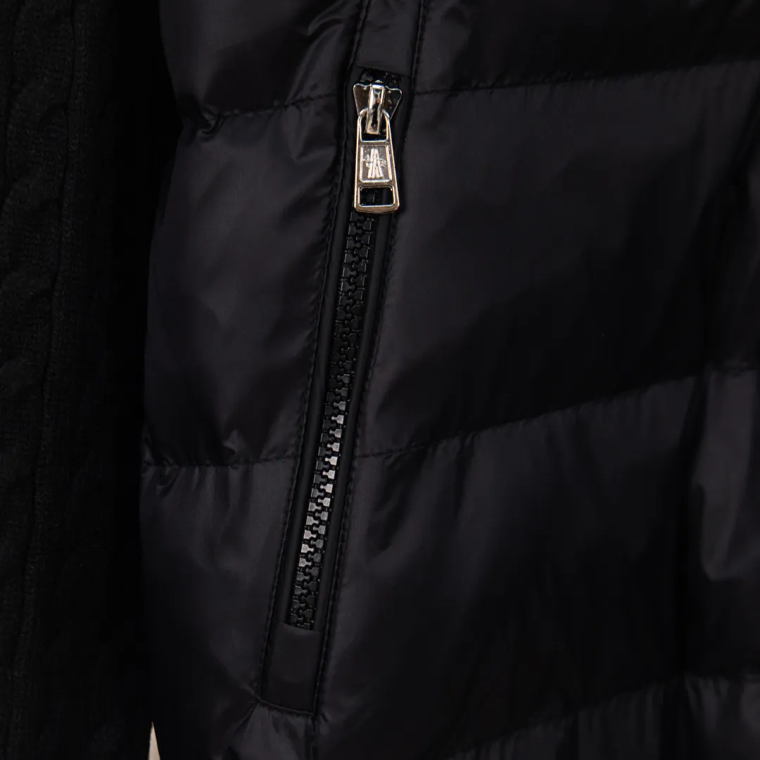 P500 💰zp version [Exclusive supply] MONCLER/Mongolian knitted down spliced ​​stand-up collar, unique side thread design! ! ! Selling point: down knitted splicing, the splicing is made of wool blended fabric! Mengjia will release several types of sweaters and down at this time every year. In fact, the sweater and down at the Mjia counter are classic and evergreen styles. They are all basic styles. They can be worn alone or matched inside, as a sweater. The main promotion of this kind of counter is black, so most of them are black, with down in the front. Our studio has launched a gray series of products to let everyone experience different surprises. The color combination is particularly good! The face threads are also super nice! Very comfortable! The back and both sleeves are made of wool blended fabric. Color: Black Gray Size: S M L XL Number: YK10648