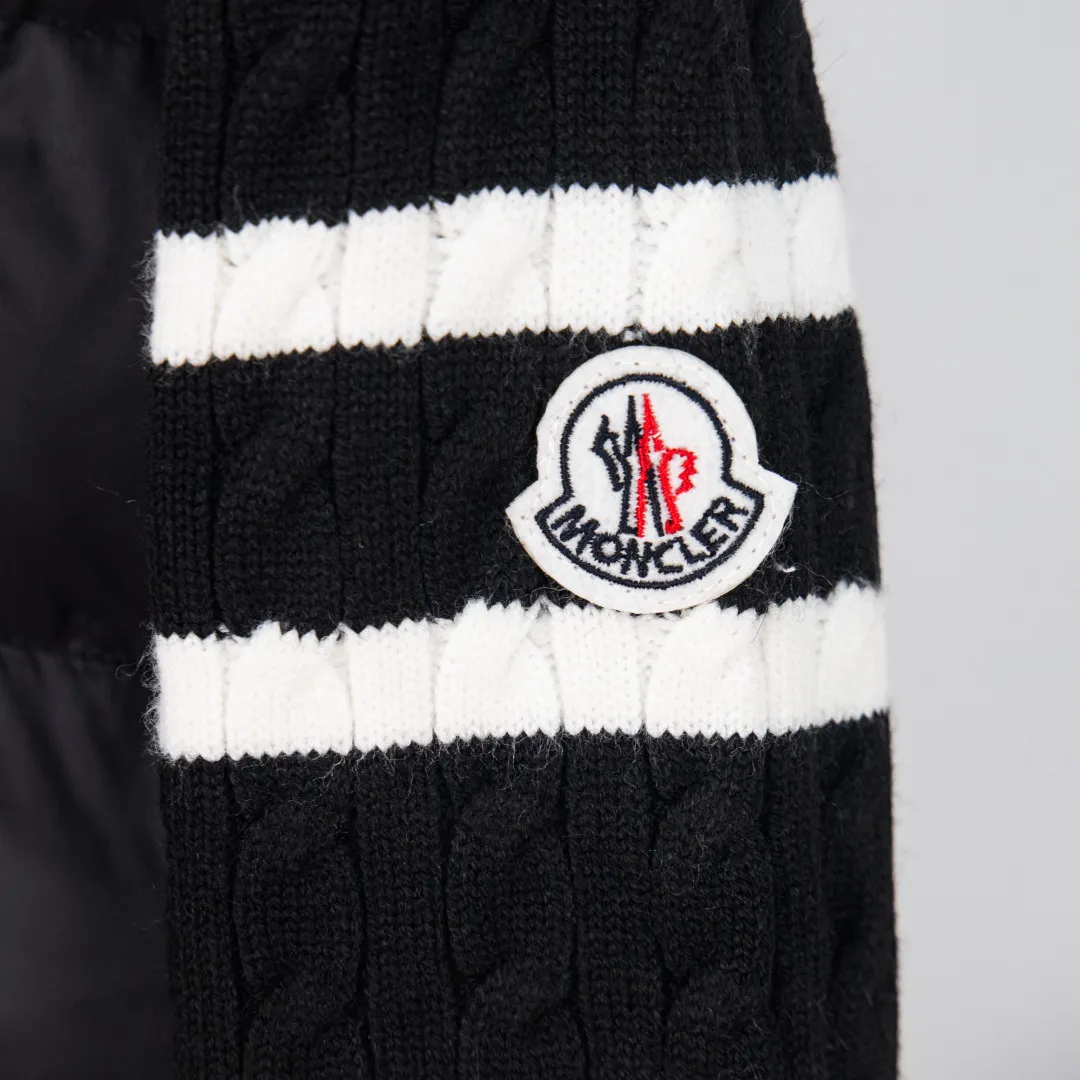 P500 💰zp version [Exclusive supply] MONCLER/Mongolian knitted down spliced ​​stand-up collar, unique side thread design! ! ! Selling point: down knitted splicing, the splicing is made of wool blended fabric! Mengjia will release several types of sweaters and down at this time every year. In fact, the sweater and down at the Mjia counter are classic and evergreen styles. They are all basic styles. They can be worn alone or matched inside, as a sweater. The main promotion of this kind of counter is black, so most of them are black, with down in the front. Our studio has launched a gray series of products to let everyone experience different surprises. The color combination is particularly good! The face threads are also super nice! Very comfortable! The back and both sleeves are made of wool blended fabric. Color: Black Gray Size: S M L XL Number: YK10648
