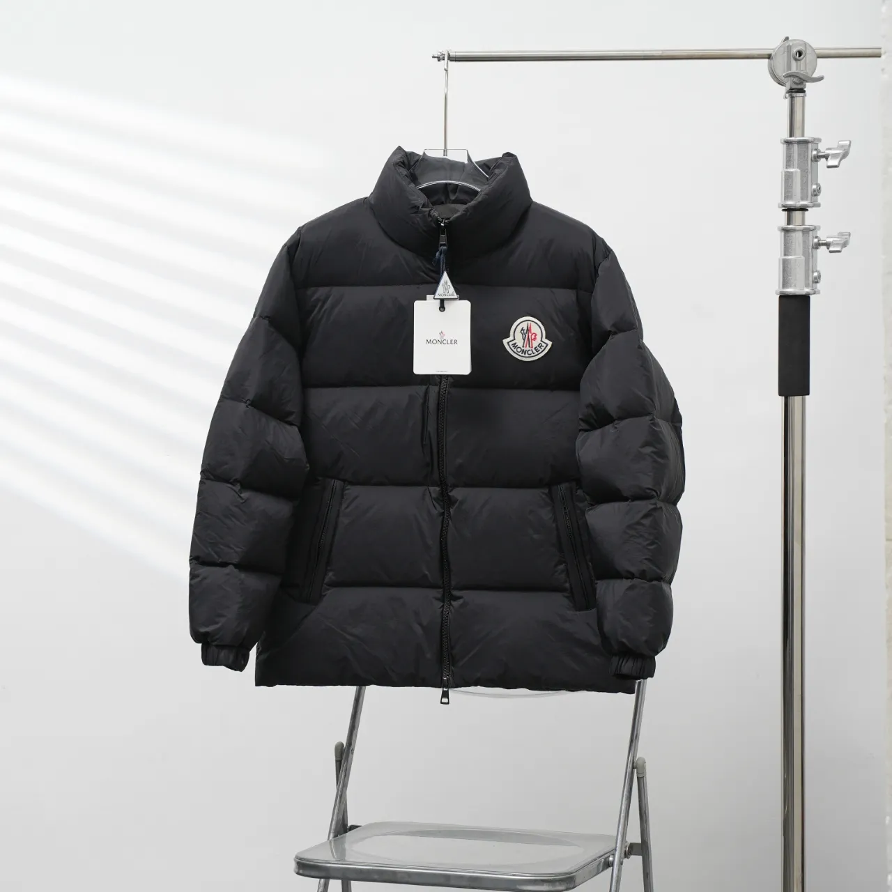 P830 MONCLER丨Muzzled Chest Big Label Stand Collar Down Jacket Color: Black Size: 1-5