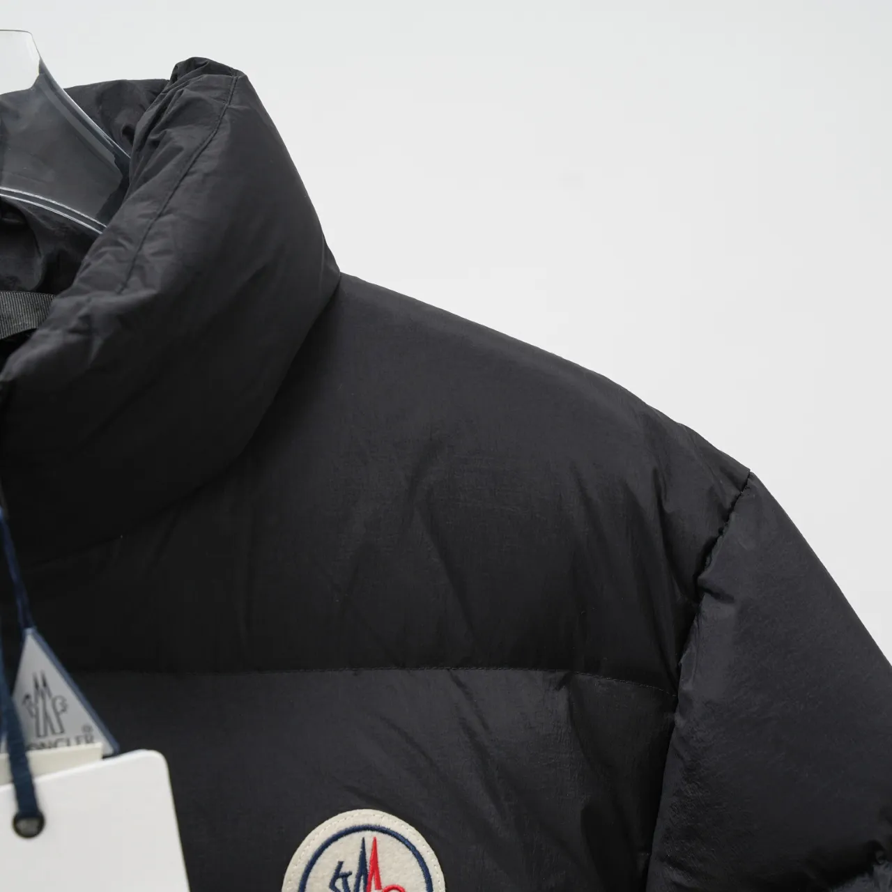 P830 MONCLER丨Muzzled Chest Big Label Stand Collar Down Jacket Color: Black Size: 1-5