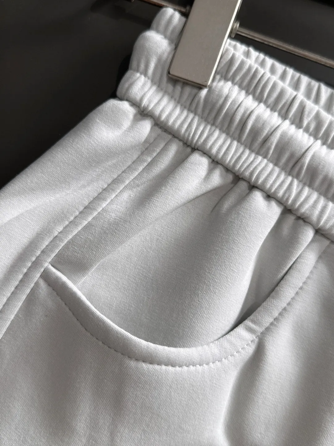 Shipped in 2-3 days P360 MONCLER/Mongolian Exclusive first release of 25ss autumn and winter new high-quality trousers Compare real-life details at will A perfect choice for autumn and winter, a must-have item. Sizes: M to 3XL (please state your height and weight when placing an order)