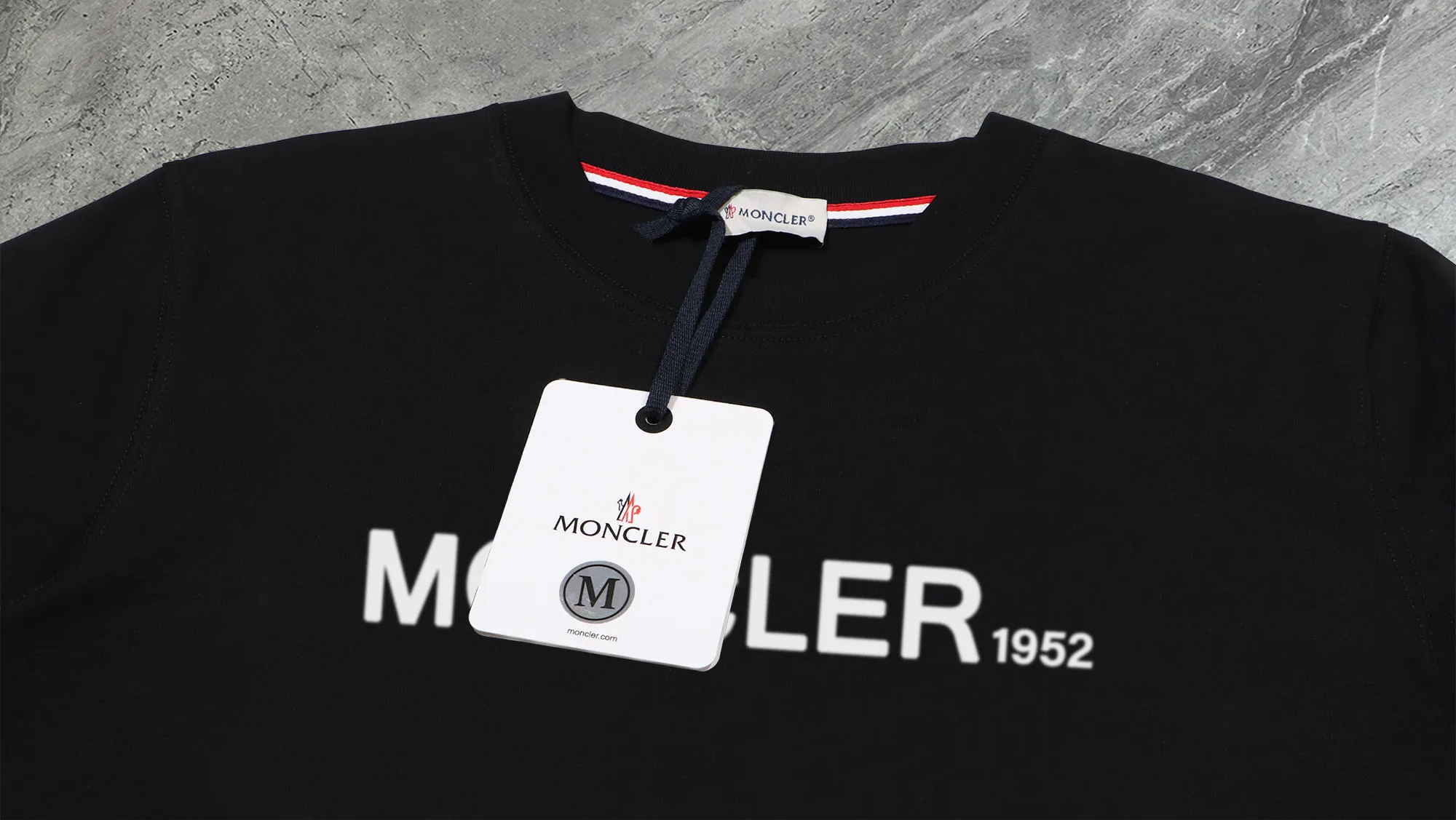 P210 High-version sweatshirt) [Long-term stock] 〖𝐌𝐎𝐍𝐂𝐋𝐄𝐑~Mask〗 Made of 440g heavy-weight fabric. It is different from the market currency. It can be matched with any variety and is properly handsome. 😎The whole dress is made of double waistcoats. The double waistcoats make the whole dress more three-dimensional. Not ordinary factories can do such fine work. 2025 Spring runway version of the T stage, on sale at the counter, round neck terry sweatshirt, high-end double-strand pure cotton, custom-made stretch ribs, dyed in the same vat, complete with three standards, matched with exquisite embroidered LOGO on the chest, simple and advanced, same style for men and women. Color: black, apricot, white, size: S M L XL 2XL