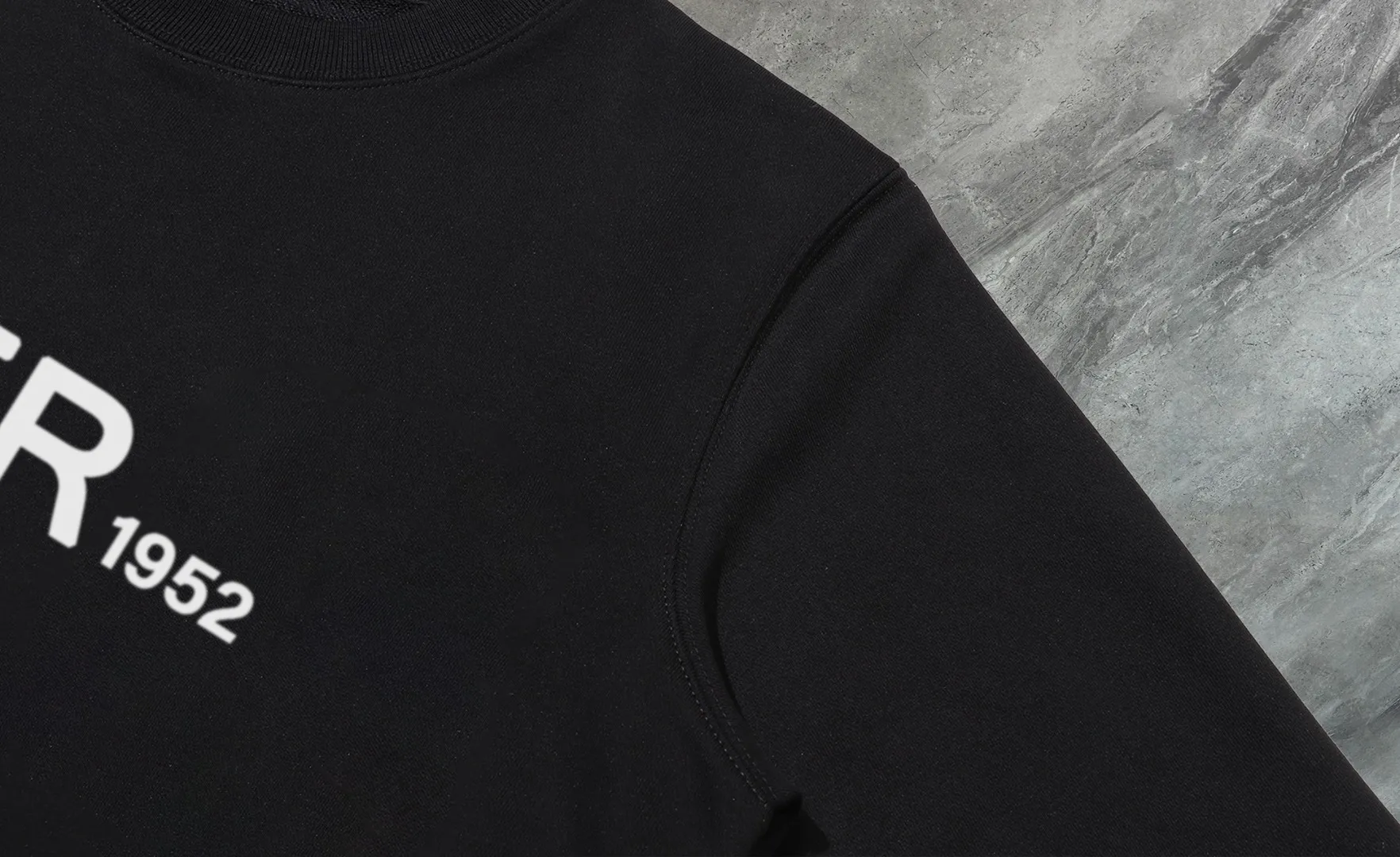 P210 High-version sweatshirt) [Long-term stock] 〖𝐌𝐎𝐍𝐂𝐋𝐄𝐑~Mask〗 Made of 440g heavy-weight fabric. It is different from the market currency. It can be matched with any variety and is properly handsome. 😎The whole dress is made of double waistcoats. The double waistcoats make the whole dress more three-dimensional. Not ordinary factories can do such fine work. 2025 Spring runway version of the T stage, on sale at the counter, round neck terry sweatshirt, high-end double-strand pure cotton, custom-made stretch ribs, dyed in the same vat, complete with three standards, matched with exquisite embroidered LOGO on the chest, simple and advanced, same style for men and women. Color: black, apricot, white, size: S M L XL 2XL