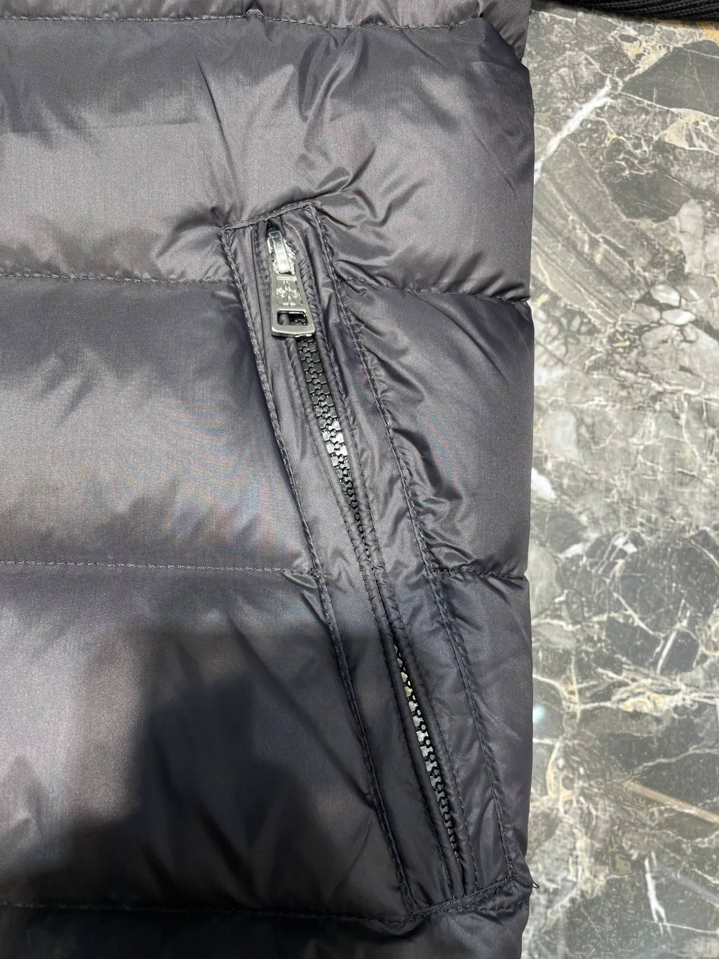 P690 MONCLER 🌟25FW new autumn and winter product Men's padded wool zipper hood This wool hood is equipped with a padded down front and is a practical item suitable for many seasons. This hood features a quilted logo, highlighting the brand's heritage. Designed in a lightweight knit, it's a practical addition to your versatile wardrobe and can be easily worn in milder weather. Made of wool Longue saison lining Longue saison front, filled with down Rib knit 12 gauge Thin soft hood Zip closure Pockets Logo quilting Logo patch Size: s-xxl