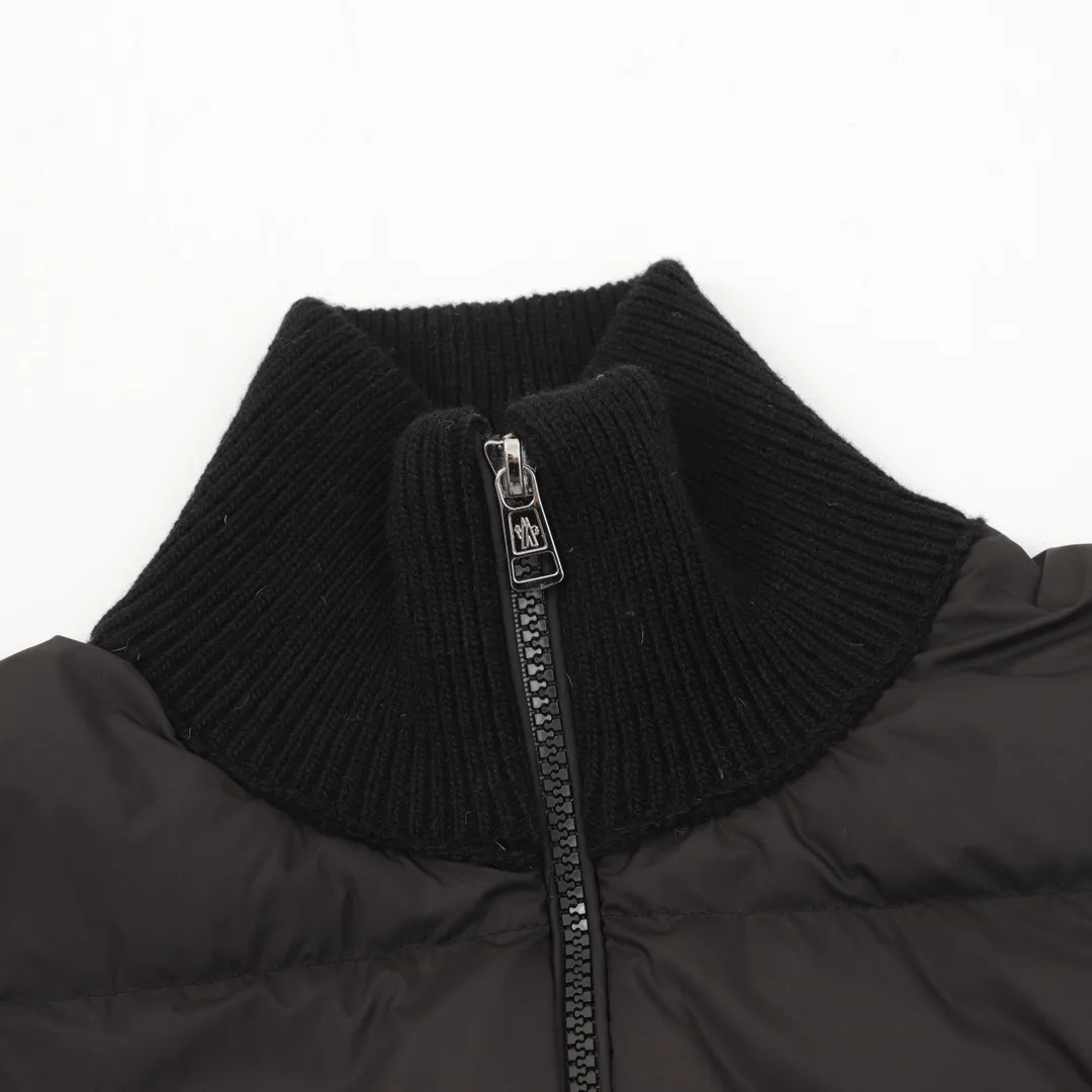 P580 Moncler Mouth 24ss Wool Blended Spliced Down Jacket Spliced down jackets are very popular this year. The whole dress is relatively light and not as bulky as imagined. The down fluffiness is also acceptable. The woolen part is the same wool blend as the cabinet. The collar and zipper are both real shots, and the smoothness of the zipper is also very good. The lining is filled with national standard white goose down. Some details can be seen in real shots. The splicing process on the inside is also very fine. Style number: A70# Color: Premium gray black Size: 1 2 3 4 5