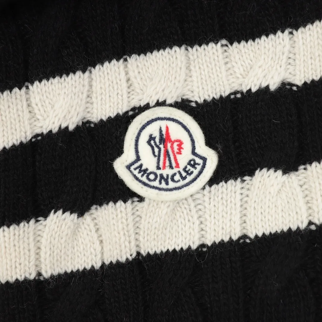 P580 Moncler Mouth 24ss Wool Blended Spliced Down Jacket Spliced down jackets are very popular this year. The whole dress is relatively light and not as bulky as imagined. The down fluffiness is also acceptable. The woolen part is the same wool blend as the cabinet. The collar and zipper are both real shots, and the smoothness of the zipper is also very good. The lining is filled with national standard white goose down. Some details can be seen in real shots. The splicing process on the inside is also very fine. Style number: A70# Color: Premium gray black Size: 1 2 3 4 5