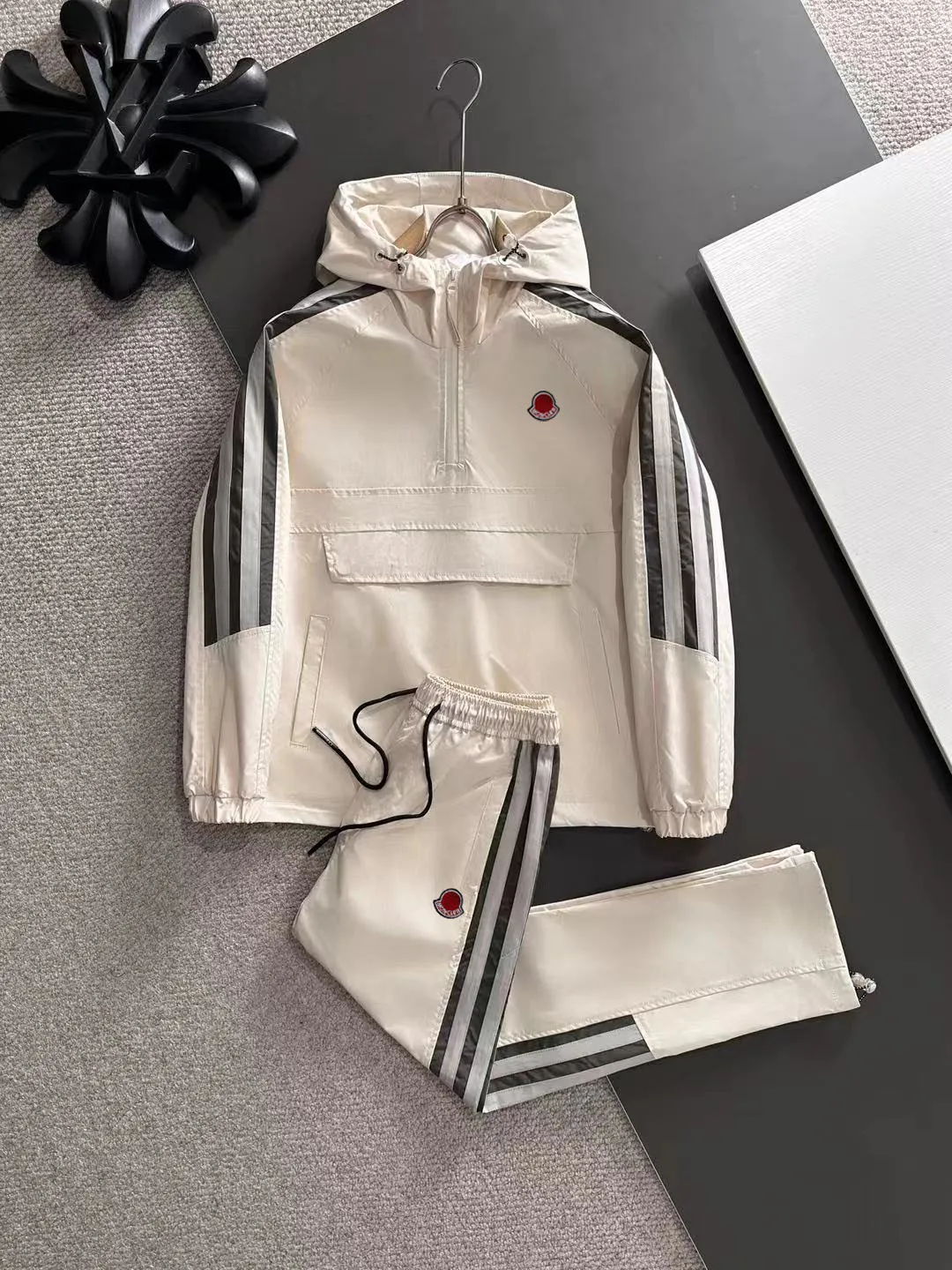 Next day shipping P720 MONCLER/Balenciaga high quality 2025 autumn and winter new casual heavy industry suit exclusively developed by yb! High quality production! The top version of the trading company channel order, external orders for imported custom fabrics, high breathability and comfort, impeccable details, absolutely worth buying! This type of suit is also a must-have for lazy people. You don’t have to think about how to match it, you can just get it in one set! Brand element design concept, delicate and soft feel! It presents a casual cut and the upper body shape is great! On sale simultaneously on the official website! From a high-end men's positioning brand, the low-key luxury taste is irresistible! Exquisite workmanship and impeccable quality! The overall style is simple, fashionable and timeless, fully meeting the requirements of stylish and tasteful dressing! Size: M to 5XL (or state your height and weight when placing an order)