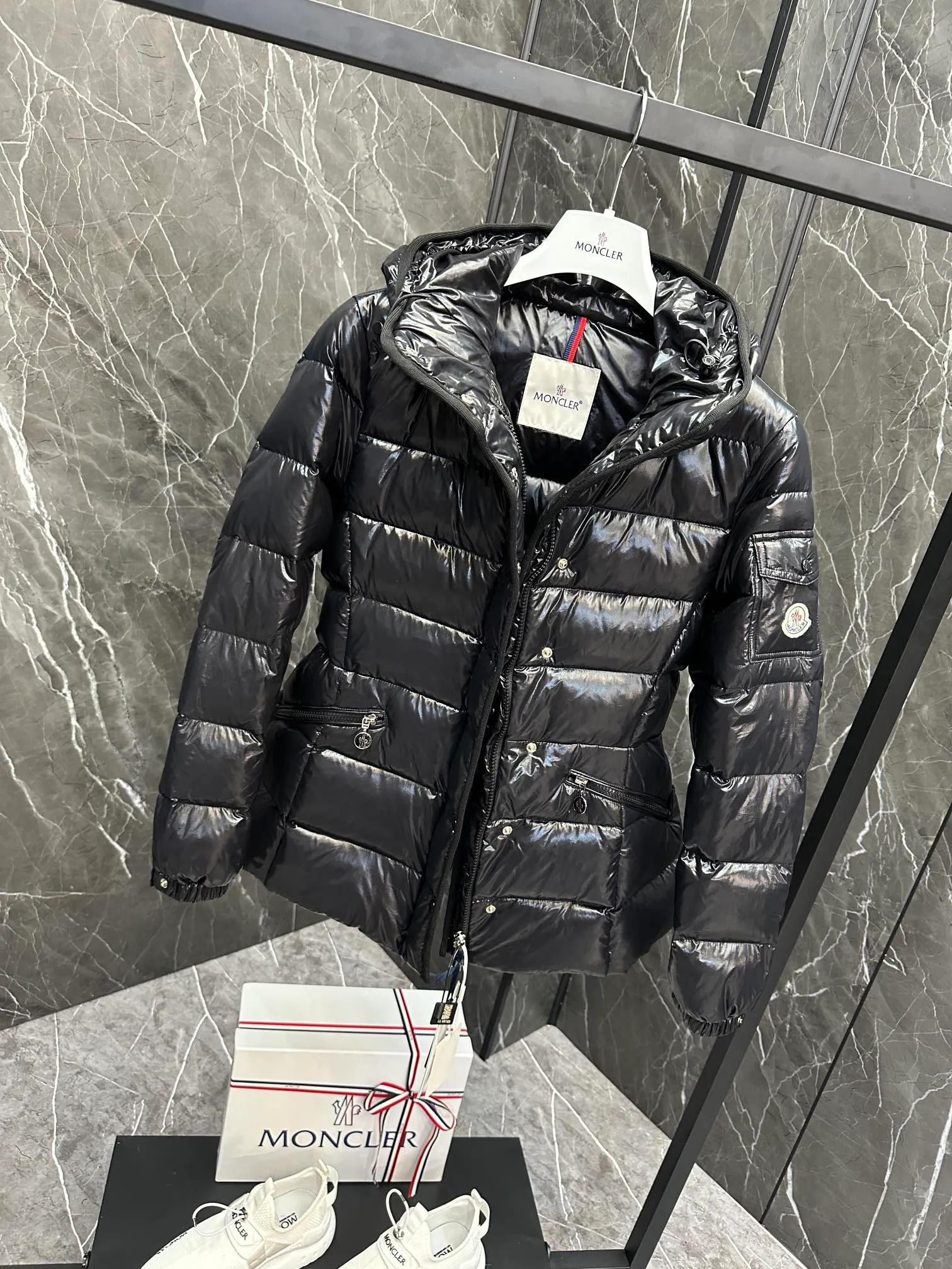 P780 Highest Version 💎 Popular Promotion ⬆️Moncler Barante Women's Short Down Jacket The Barante short down jacket combines femininity with practical functions, reinterpreting the aesthetic style of the 1970s for modern women. The Barante down jacket is made from lustrous nylon and is inspired by the 1970s. It adopts a waist design and presents an A-line silhouette, highlighting a feminine style. An adjustable hood and signature logo patch add finishing touches. Details •Made of nylon laqué fabric •Nylon laqué lining •Down filling •Adjustable hood •Zip and snap closure •Suit pocket •Adjustable cuffs Size : 0-4 Snow White/Light Pink/Black. D9865076550