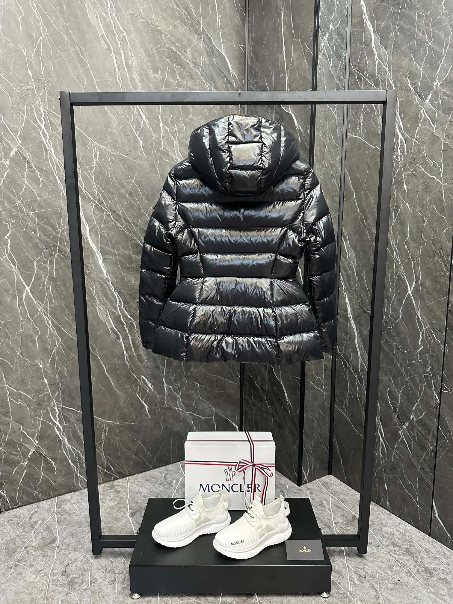 P780 Highest Version 💎 Popular Promotion ⬆️Moncler Barante Women's Short Down Jacket The Barante short down jacket combines femininity with practical functions, reinterpreting the aesthetic style of the 1970s for modern women. The Barante down jacket is made from lustrous nylon and is inspired by the 1970s. It adopts a waist design and presents an A-line silhouette, highlighting a feminine style. An adjustable hood and signature logo patch add finishing touches. Details •Made of nylon laqué fabric •Nylon laqué lining •Down filling •Adjustable hood •Zip and snap closure •Suit pocket •Adjustable cuffs Size : 0-4 Snow White/Light Pink/Black. D9865076550