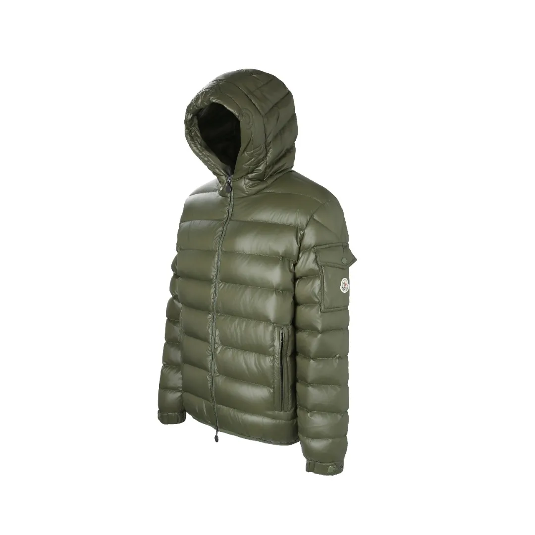 P900 MONCLER hooded brim quilted embroidered down jacket Fabric selection: The longue saison fabric is made of high-count polyamide fiber, which is known for its excellent tensile strength and lightness. Its good flexibility makes the fabric less prone to wrinkles and keeps it crisp and stylish for a long time. The tight weave effectively blocks the invasion of cold wind and locks in the warm air generated by the down layer. The high-density nylon surface forms a certain lotus leaf effect, making it difficult for small water droplets to penetrate, keeping the interior dry and effectively extending the service life of the down.  Lining selection: High-density lining fabric made of ultra-fine denier, 0.08mm thickness to avoid increasing the overall weight and making it smooth to wear. The high-density woven structure forms a wind resistance layer to protect the thermal efficiency of the thermal layer from loss. It can also withstand the expansion pressure of down and prevent deformation and damage after long-term use.  Technology: The quilted letter logo on the brim uses contour quilting technology. The stitching is routed along the edge of the set outline, and the filler is compressed inside the letter graphic, so that the logo is three-dimensional and convex, and the pattern is clear.  High-quality filling: It is filled with 90% selected white duck down, weighing 210g, ensuring fluffy rebound, lightness and warmth.  Accessories: one-to-one customized zipper pendant, one-to-one customized badge, one-to-one customized three-label SIZE: 1 2 3 4