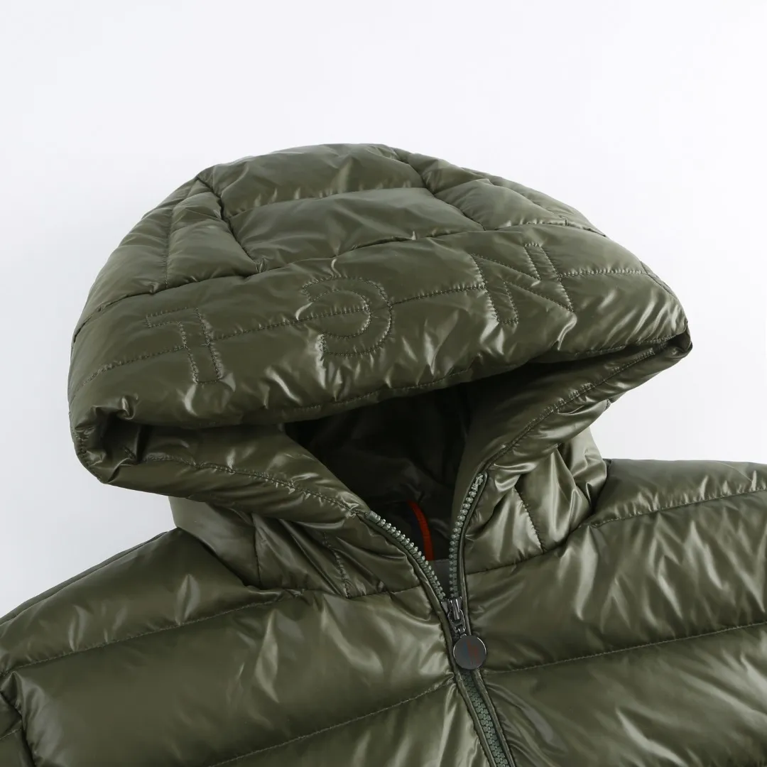 P900 MONCLER hooded brim quilted embroidered down jacket Fabric selection: The longue saison fabric is made of high-count polyamide fiber, which is known for its excellent tensile strength and lightness. Its good flexibility makes the fabric less prone to wrinkles and keeps it crisp and stylish for a long time. The tight weave effectively blocks the invasion of cold wind and locks in the warm air generated by the down layer. The high-density nylon surface forms a certain lotus leaf effect, making it difficult for small water droplets to penetrate, keeping the interior dry and effectively extending the service life of the down.  Lining selection: High-density lining fabric made of ultra-fine denier, 0.08mm thickness to avoid increasing the overall weight and making it smooth to wear. The high-density woven structure forms a wind resistance layer to protect the thermal efficiency of the thermal layer from loss. It can also withstand the expansion pressure of down and prevent deformation and damage after long-term use.  Technology: The quilted letter logo on the brim uses contour quilting technology. The stitching is routed along the edge of the set outline, and the filler is compressed inside the letter graphic, so that the logo is three-dimensional and convex, and the pattern is clear.  High-quality filling: It is filled with 90% selected white duck down, weighing 210g, ensuring fluffy rebound, lightness and warmth.  Accessories: one-to-one customized zipper pendant, one-to-one customized badge, one-to-one customized three-label SIZE: 1 2 3 4