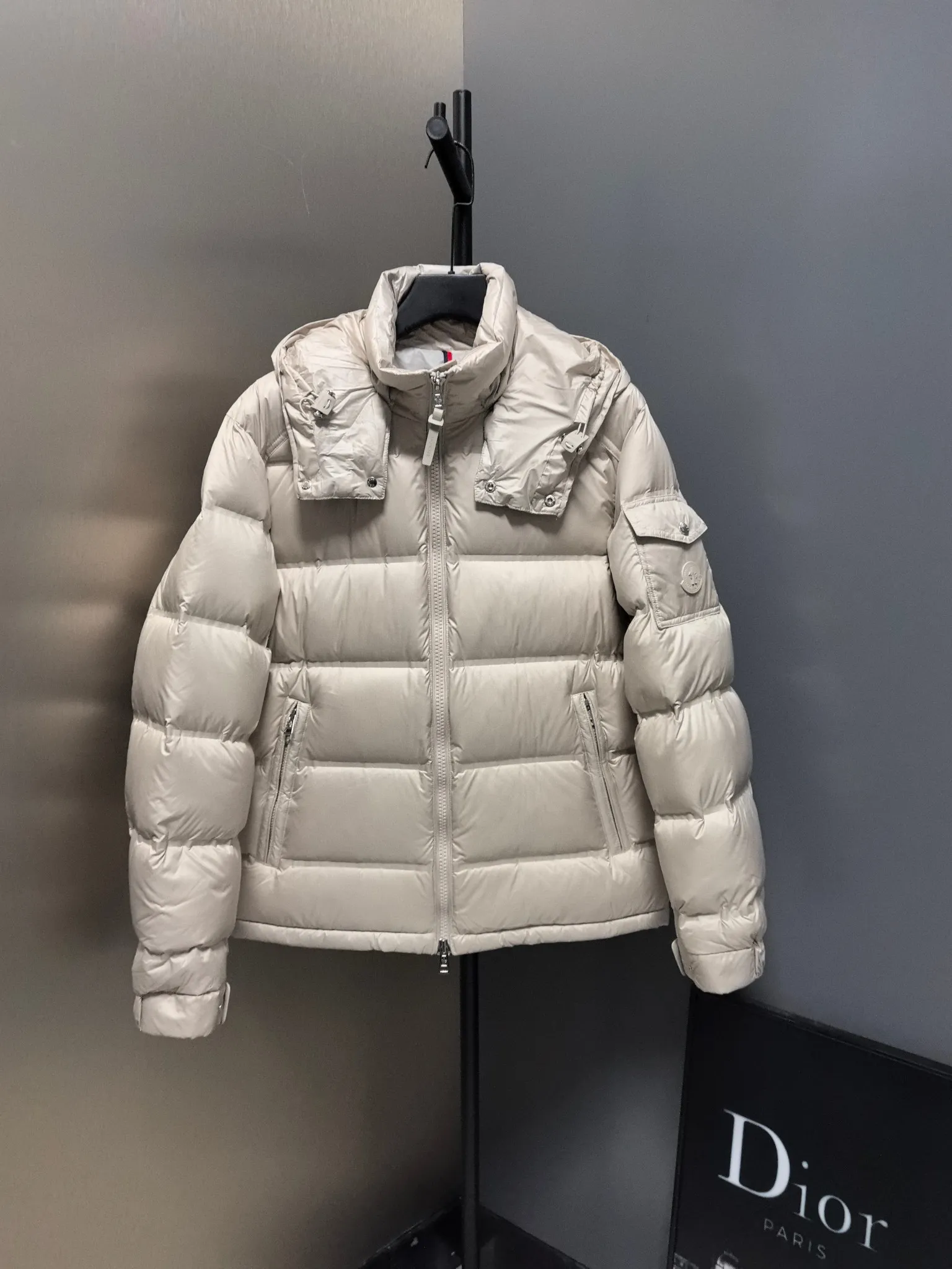 P1040 ⬆️❤️🆕𝑴𝒐𝒏𝒄𝒍𝒆𝒓｜Moncler 𝟮𝟬𝟮5 new autumn and winter products｜Matte New Maya Down Jacket Original 1:1 customized hardware accessories all imported original customization Welcome to compare at the counter Absolutely high quality Use top 90 white goose down Super soft The feathers are fluffy and plump. Super heavy-duty. The fabric is well-made and has a perfect fit. Note: the fabric is super comfortable. Exclusive model. Non-market product. Same style for men and women. Color: black, navy blue, off-white. Size: 1-5