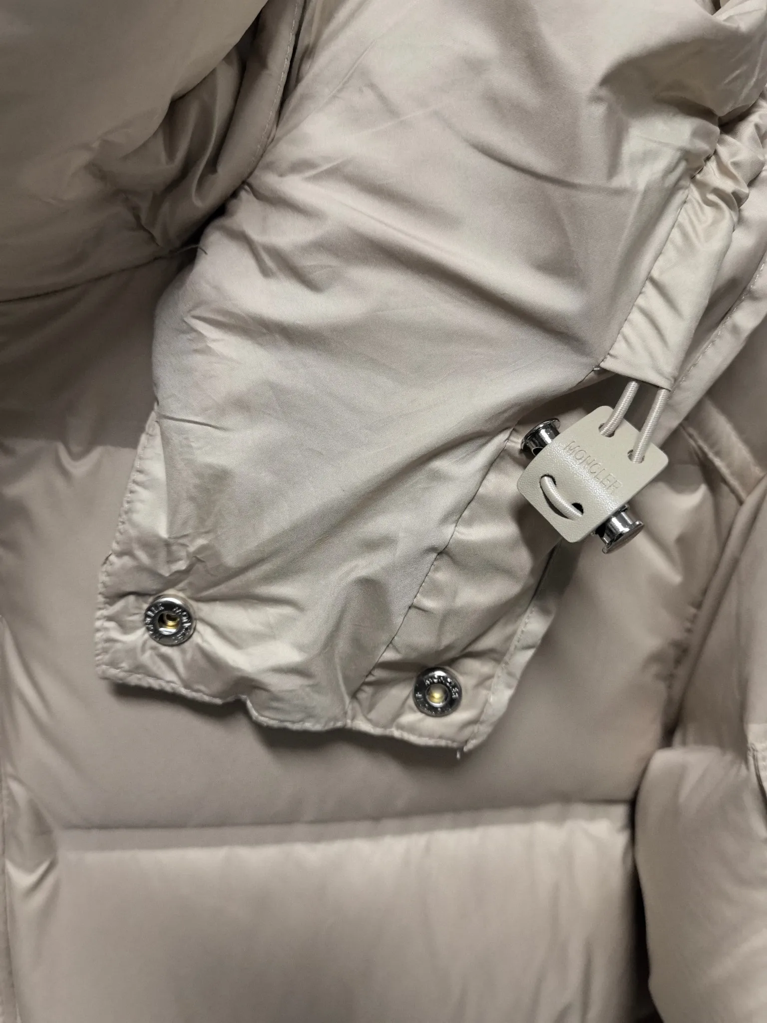 P1040 ⬆️❤️🆕𝑴𝒐𝒏𝒄𝒍𝒆𝒓｜Moncler 𝟮𝟬𝟮5 new autumn and winter products｜Matte New Maya Down Jacket Original 1:1 customized hardware accessories all imported original customization Welcome to compare at the counter Absolutely high quality Use top 90 white goose down Super soft The feathers are fluffy and plump. Super heavy-duty. The fabric is well-made and has a perfect fit. Note: the fabric is super comfortable. Exclusive model. Non-market product. Same style for men and women. Color: black, navy blue, off-white. Size: 1-5