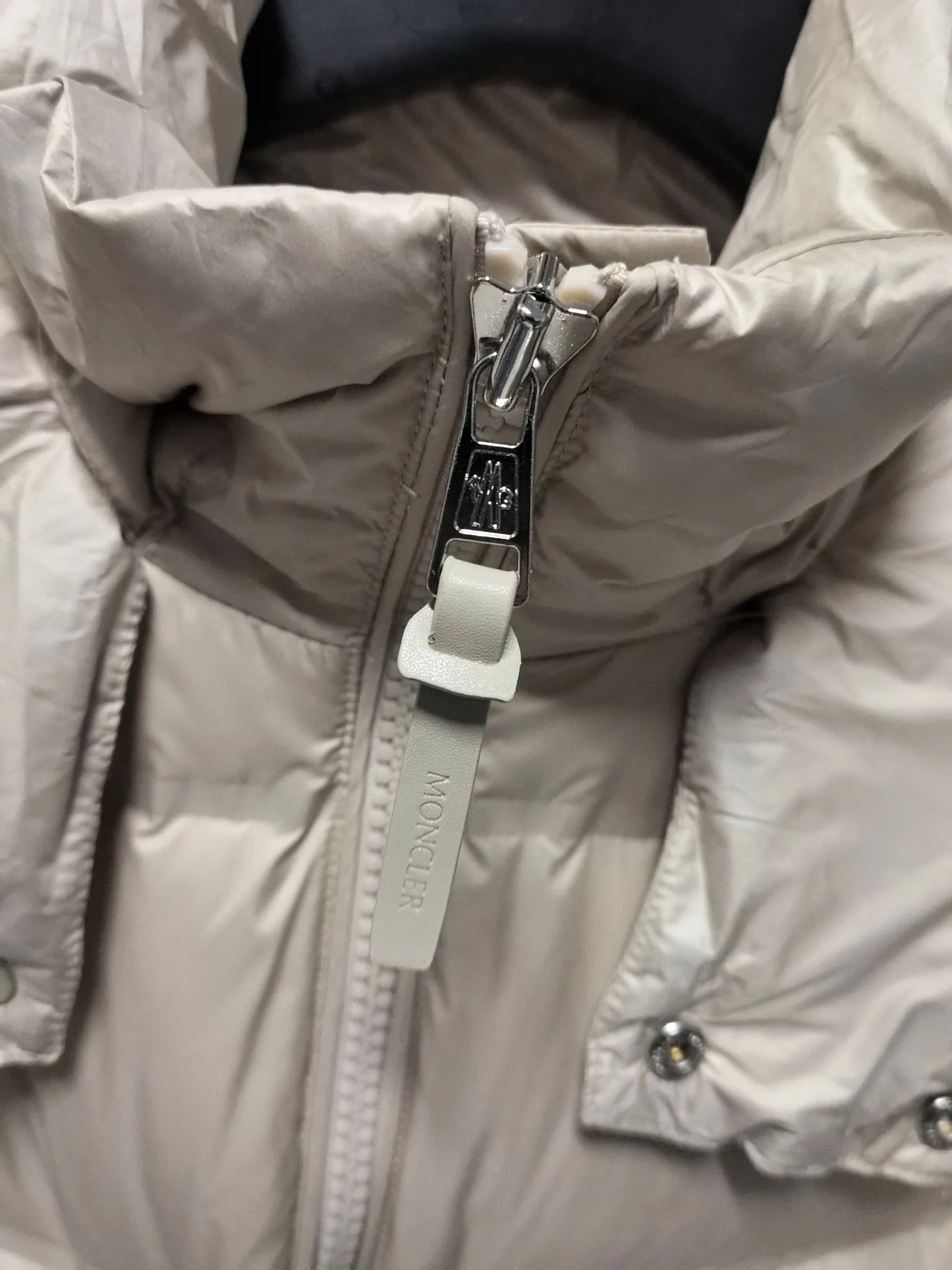 P1040 ⬆️❤️🆕𝑴𝒐𝒏𝒄𝒍𝒆𝒓｜Moncler 𝟮𝟬𝟮5 new autumn and winter products｜Matte New Maya Down Jacket Original 1:1 customized hardware accessories all imported original customization Welcome to compare at the counter Absolutely high quality Use top 90 white goose down Super soft The feathers are fluffy and plump. Super heavy-duty. The fabric is well-made and has a perfect fit. Note: the fabric is super comfortable. Exclusive model. Non-market product. Same style for men and women. Color: black, navy blue, off-white. Size: 1-5