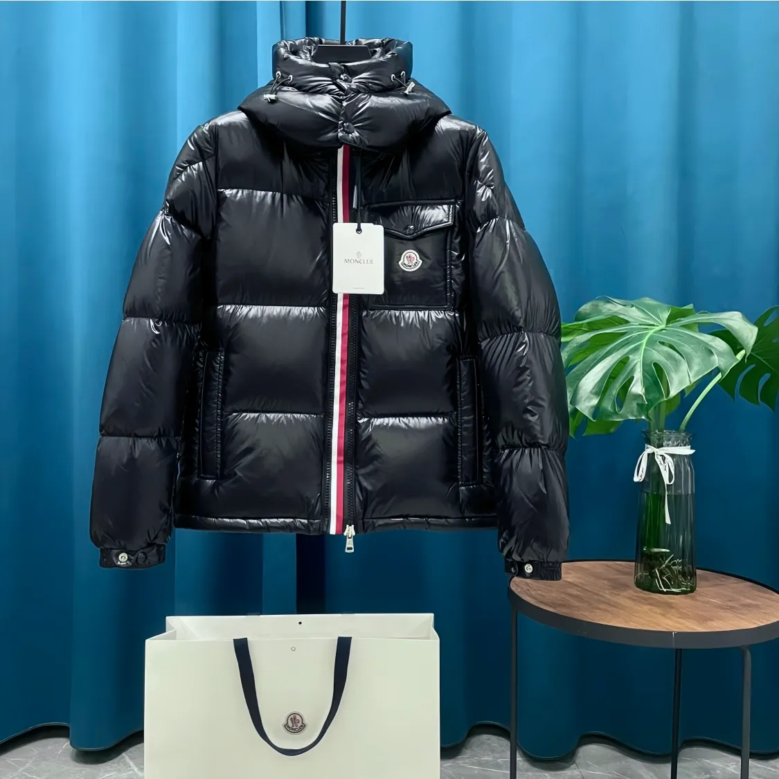 P760 Moncler➡️Maya Maya webbing double zipper series, classic and versatile, same style for men and women 🦢Down jacket. There are too many versions on the market, quality and price are proportional. ➖Authentic and synchronized anti-counterfeiting chip sensor! ➖The high version of the classic series will never be misleading like false goose down! ➖15D nylon fabric/lining is of the highest standard, never velvet! ➖The original Velcro is durable, and the accessories and hardware are all custom-made from the original factory, 100% restoring the replica quality! ➖The perfect combination of every link ensures the smoothness of every piece of clothing, the Rolls-Royce of down jackets!