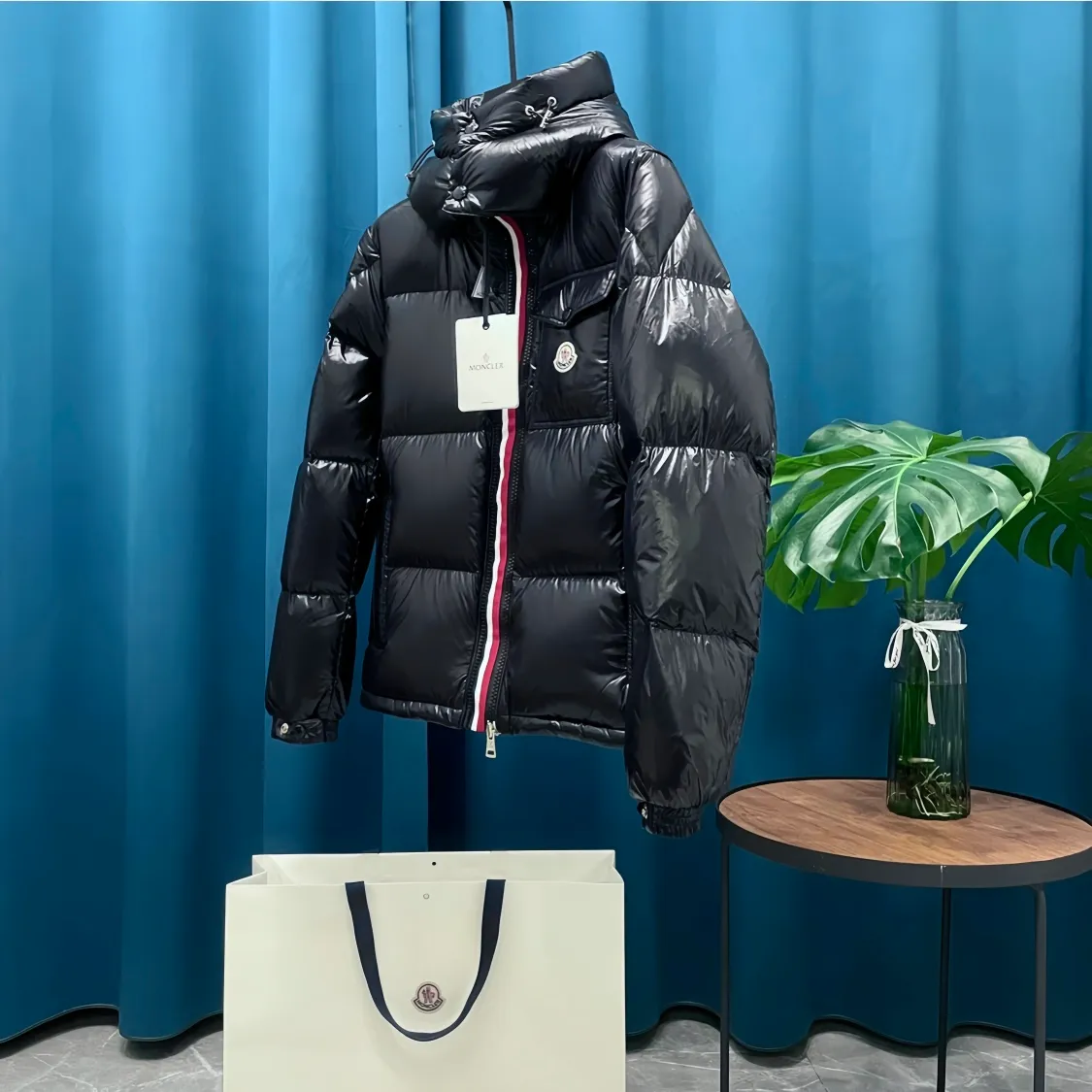 P760 Moncler➡️Maya Maya webbing double zipper series, classic and versatile, same style for men and women 🦢Down jacket. There are too many versions on the market, quality and price are proportional. ➖Authentic and synchronized anti-counterfeiting chip sensor! ➖The high version of the classic series will never be misleading like false goose down! ➖15D nylon fabric/lining is of the highest standard, never velvet! ➖The original Velcro is durable, and the accessories and hardware are all custom-made from the original factory, 100% restoring the replica quality! ➖The perfect combination of every link ensures the smoothness of every piece of clothing, the Rolls-Royce of down jackets!