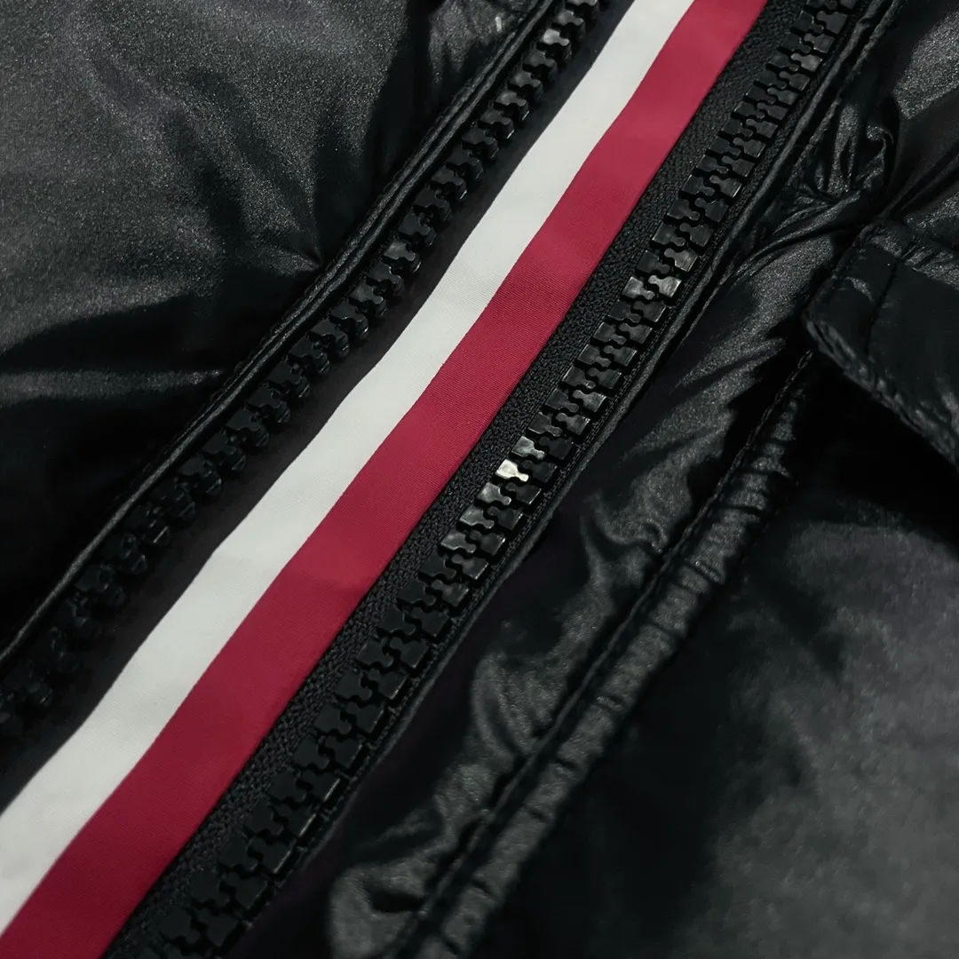 P760 Moncler➡️Maya Maya webbing double zipper series, classic and versatile, same style for men and women 🦢Down jacket. There are too many versions on the market, quality and price are proportional. ➖Authentic and synchronized anti-counterfeiting chip sensor! ➖The high version of the classic series will never be misleading like false goose down! ➖15D nylon fabric/lining is of the highest standard, never velvet! ➖The original Velcro is durable, and the accessories and hardware are all custom-made from the original factory, 100% restoring the replica quality! ➖The perfect combination of every link ensures the smoothness of every piece of clothing, the Rolls-Royce of down jackets!