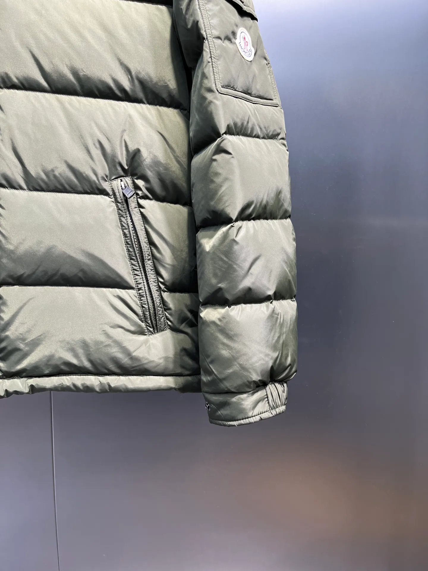 P820 ​​Moncler 🌟Mouth Mouth New Autumn and Winter Matte Classic Maya! Official website synchronized 🈶sale! Yuhuang's century-old evergreen series of products! The latest product from Mayan culture! 90 down filling, the fullness of the down can be seen with the naked eye. Disassembled, the fabric is soft and textured. It continues to be a hot seller, and the upper body is lighter and more comfortable. Color: black green yellow size: 12345