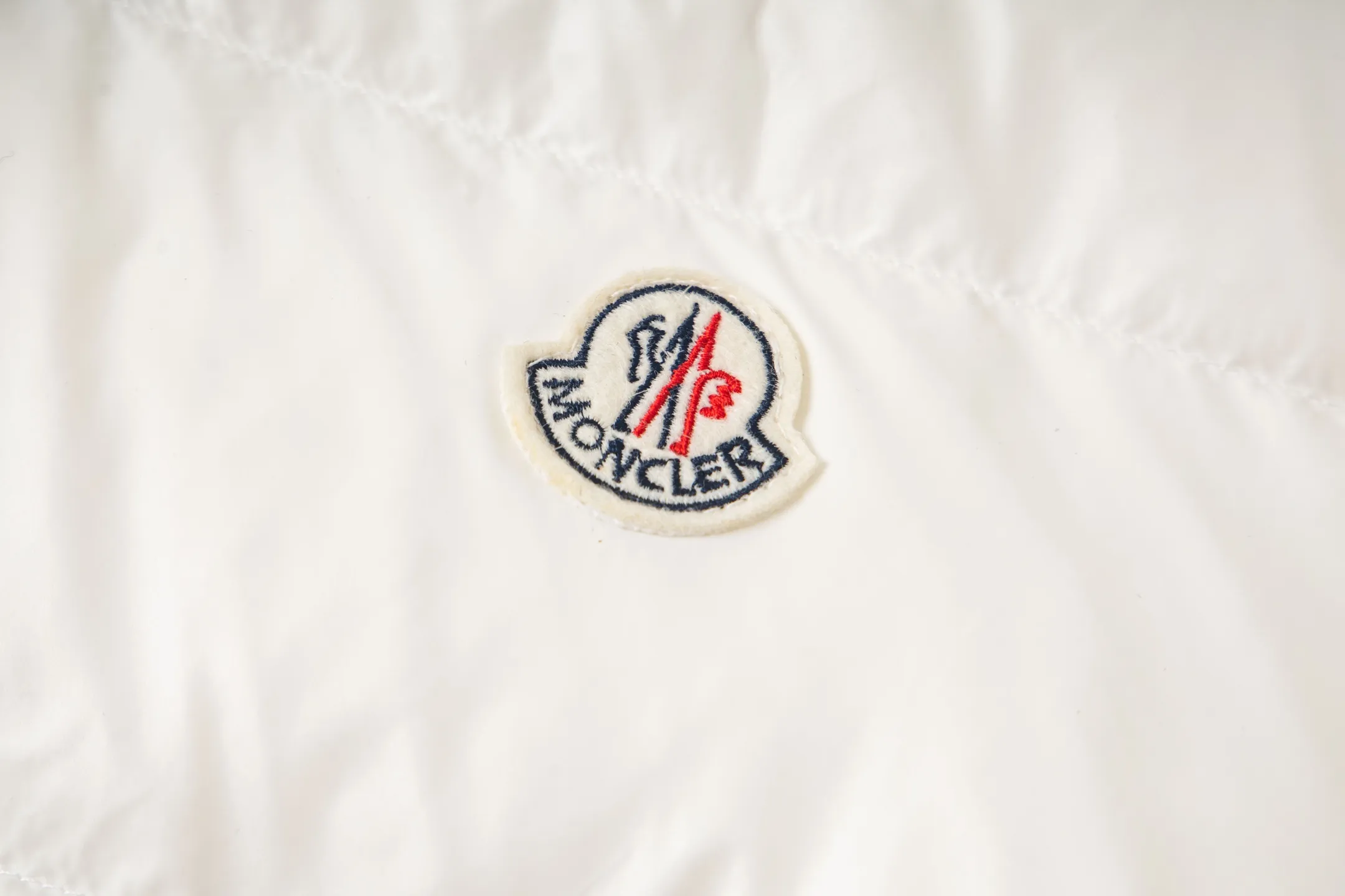 P540 Moncler/Mask Down Vest Original customized hardware accessories are all imported and original customized. Welcome to compare. Absolutely high quality. Use top-grade 95 white duck down. Super soft and fluffy. Super heavy-duty. Fabric workmanship and perfect pattern. Pay attention to the fabric is super comfortable. Exclusive model. Non-market goods. Same style for men and women. Color: black/white. Size: 1/2/3/4/5/6.