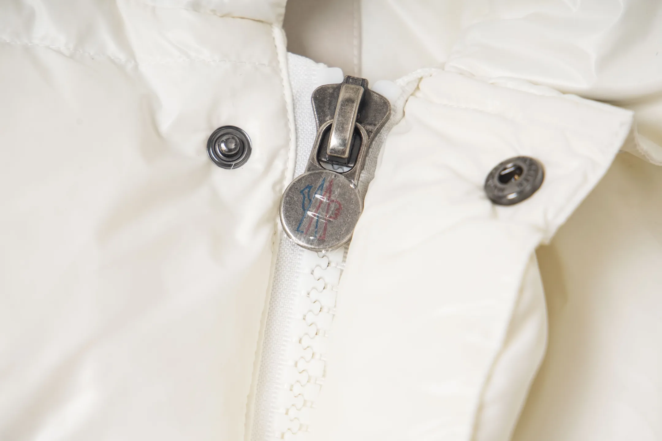 P540 Moncler/Mask Down Vest Original customized hardware accessories are all imported and original customized. Welcome to compare. Absolutely high quality. Use top-grade 95 white duck down. Super soft and fluffy. Super heavy-duty. Fabric workmanship and perfect pattern. Pay attention to the fabric is super comfortable. Exclusive model. Non-market goods. Same style for men and women. Color: black/white. Size: 1/2/3/4/5/6.