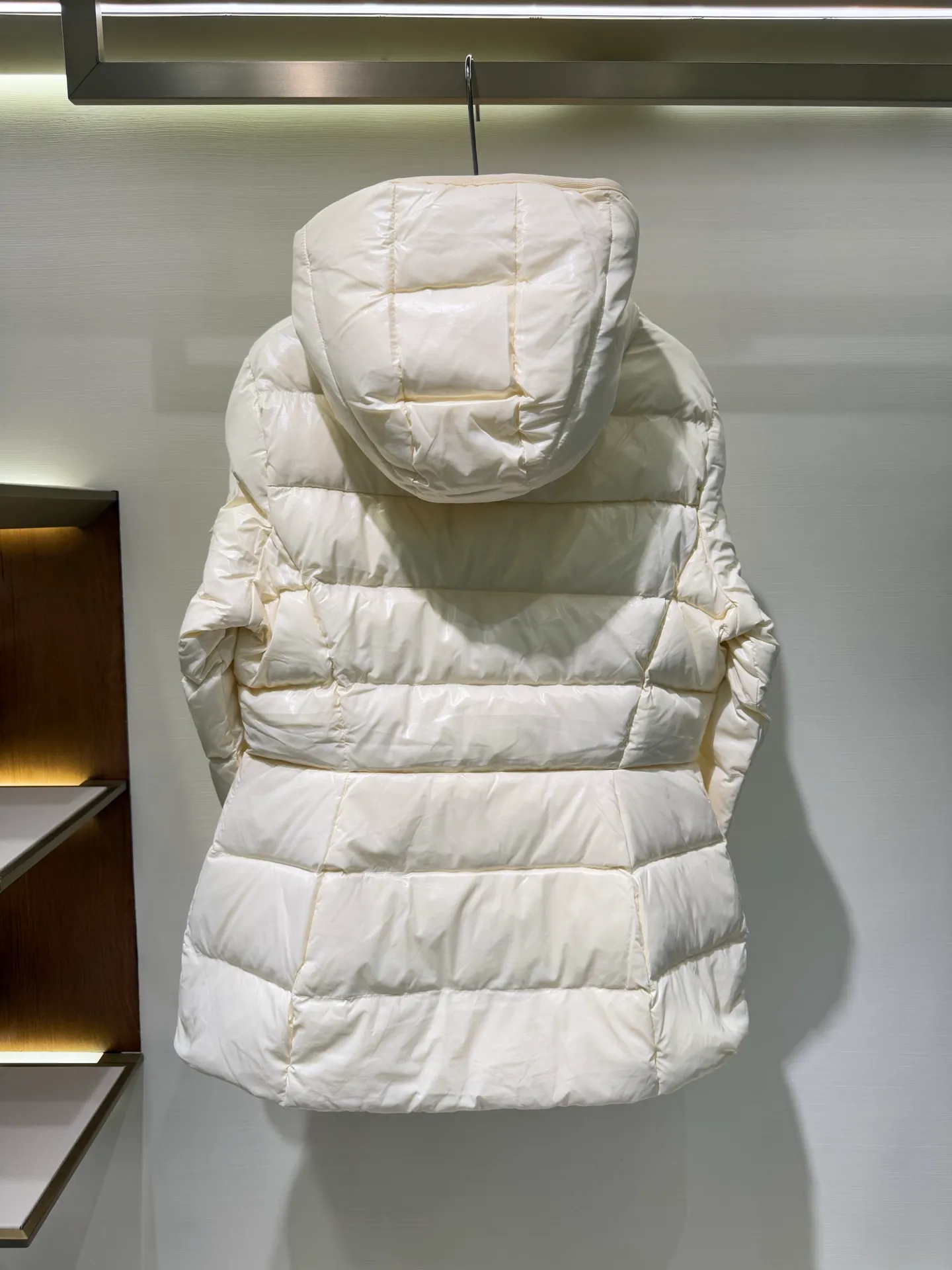 P1140 Moncler Barante series short waisted down jacket. The Barante down jacket is made of glossy nylon fabric and is inspired by the 1970s. The short version features a nipped-in waist and an A-line silhouette, highlighting a feminine style. An adjustable hood and signature logo patch add finishing touches.  Fabric: Made of nylon laque fabric, Nylon laque lining, filled with down (90 white goose down) Craftsmanship: Adjustable hood, zipper and snap closure, zipper pocket Adjustable cuffs (supports NFC function Color: black pink off-white Size: 0 1 2 3 4446080