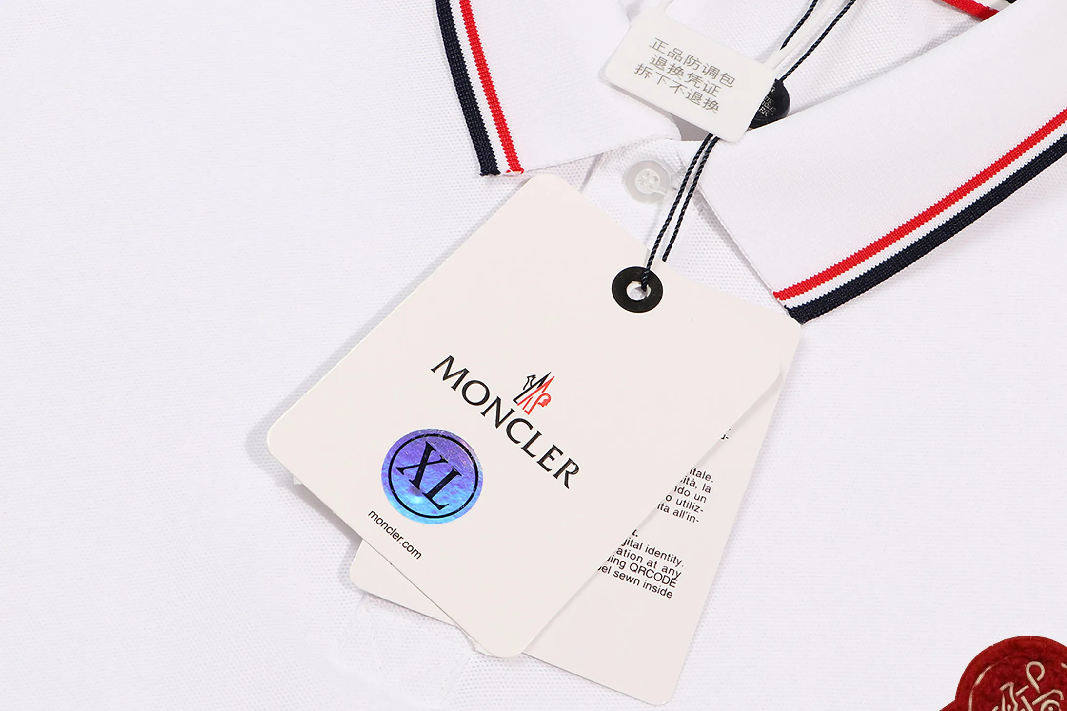 P200 New in stock】𝐌𝐎𝐍𝐂𝐋𝐄𝐑~Mengkou #2025 New high-quality lapel long-sleeved POLO shirt in early spring, custom-made fabrics at the counter. Highly breathable and comfortable, with impeccable details. The brand's simple element design concept reflects high quality. It feels delicate and soft! It presents a casual cut and the upper body shape is great! The chest is filled with three-dimensional embroidery of the brand LOGO to highlight quality and luxury. Color: black, white Size: M~L~XL~2XL~3XL