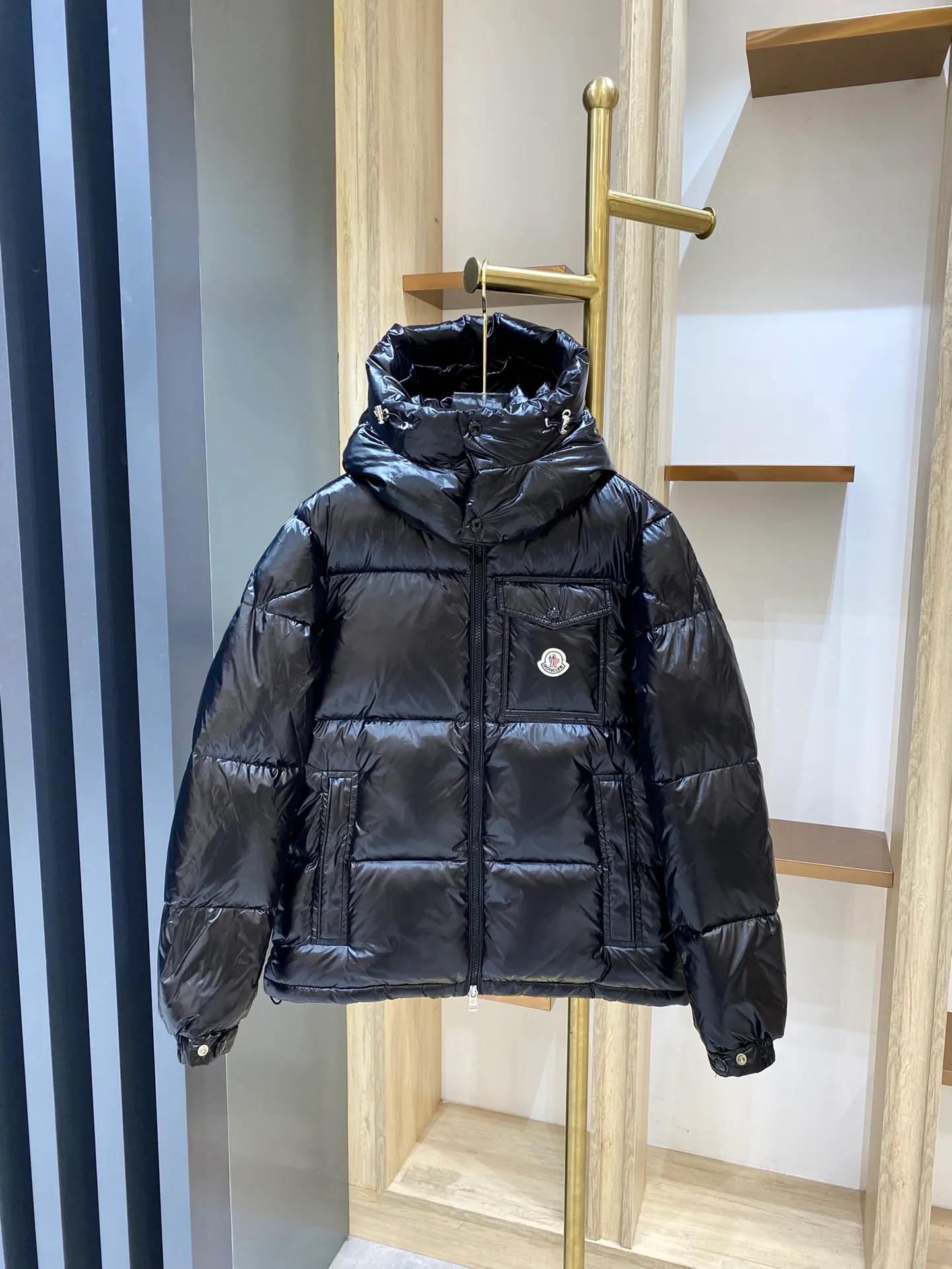 P720 💎Higher version💎 ——🔜Moncler red, white and blue striped hooded vest This down vest is really nothing to say! 🤐 Every detail is worthy of your careful consideration! In addition to retaining its powerful down craftsmanship, the placket adds a fashionable element of red, white and blue strips to add highlights!  The outer fabric is imported nylon, which is really, really soft! The down inside is filled with 90% duck down🦆. The down is large, delicate and stemless, and you won’t feel any lumps when you press it!  📶All hardware accessories are customized by customers. There are no defects in the hardware. The logo engraving is very delicate and smooth. It will definitely beat the market products! Paired with ykk zippers, it is durable and every detail reveals the brand's quality!  The style is very correct and can be used by both men and women, no one is picky. Everyone on earth knows about Fa Meng’s stuff! 🌐 I won’t say much, just take a look at the real-life details to experience the product❗ Number of yards: 1 2 3 4 5 black white 2️⃣ individual colors